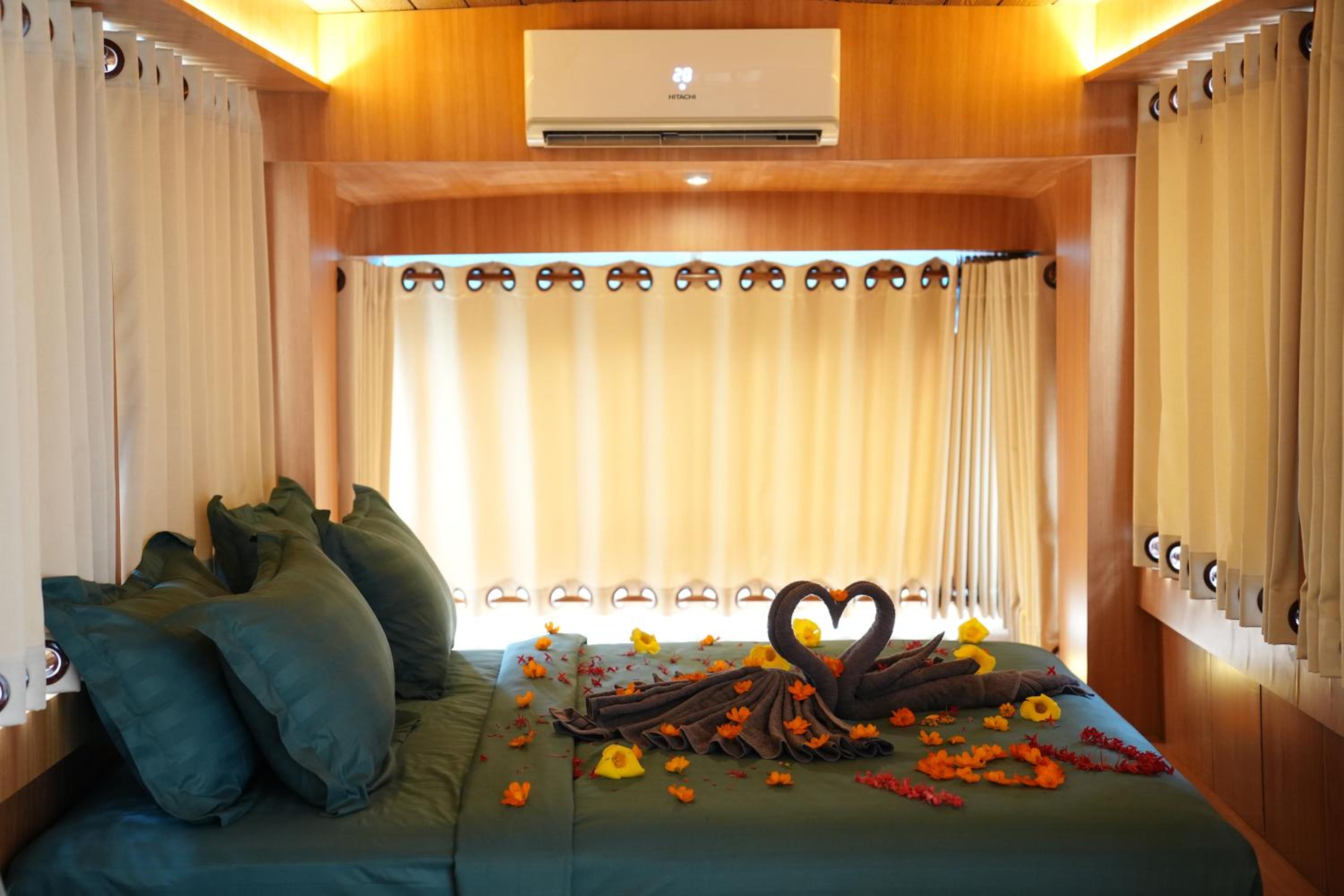 Deluxe Hotel Bus Mountain View - Photo 1