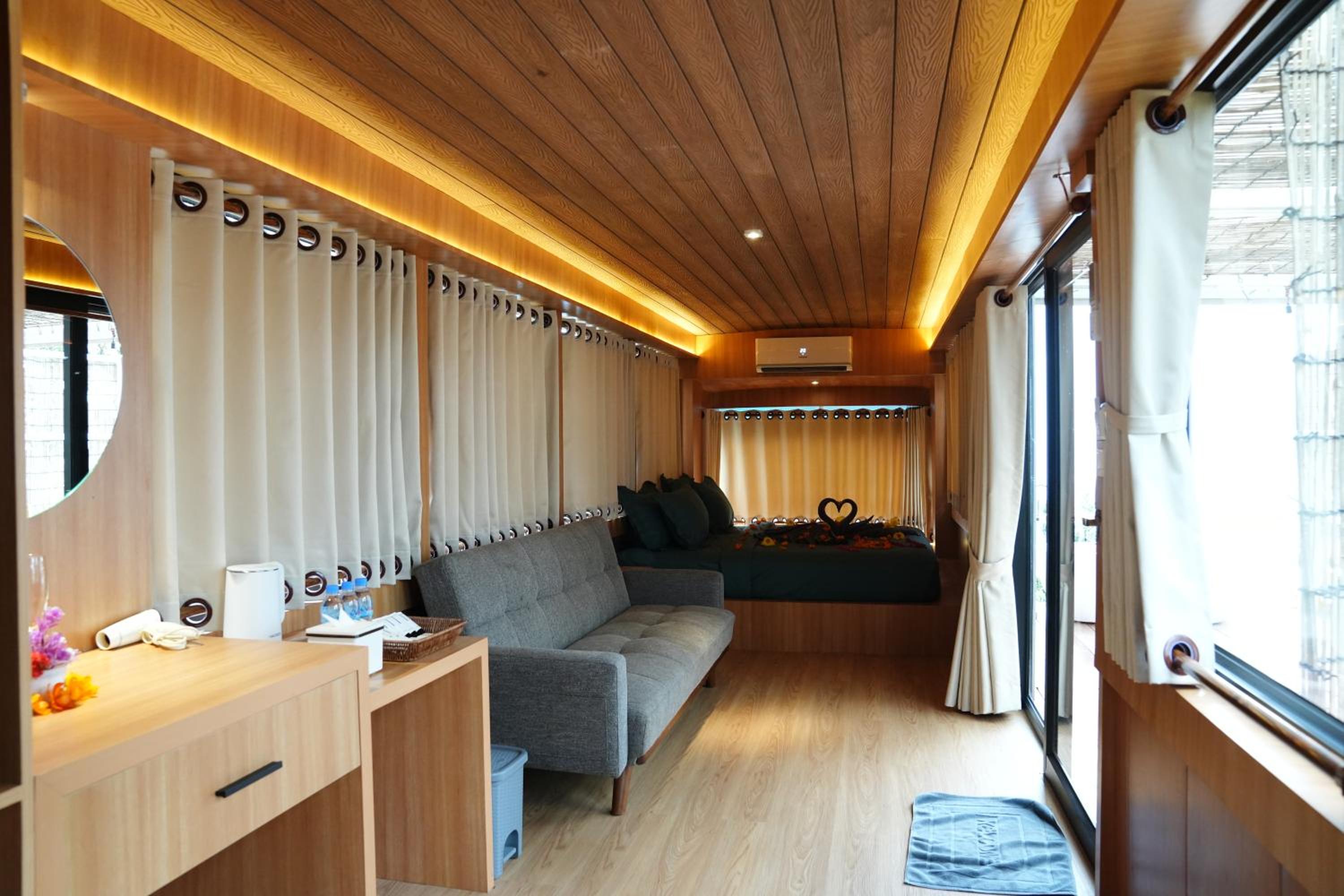 Deluxe Hotel Bus Mountain View - Photo 2