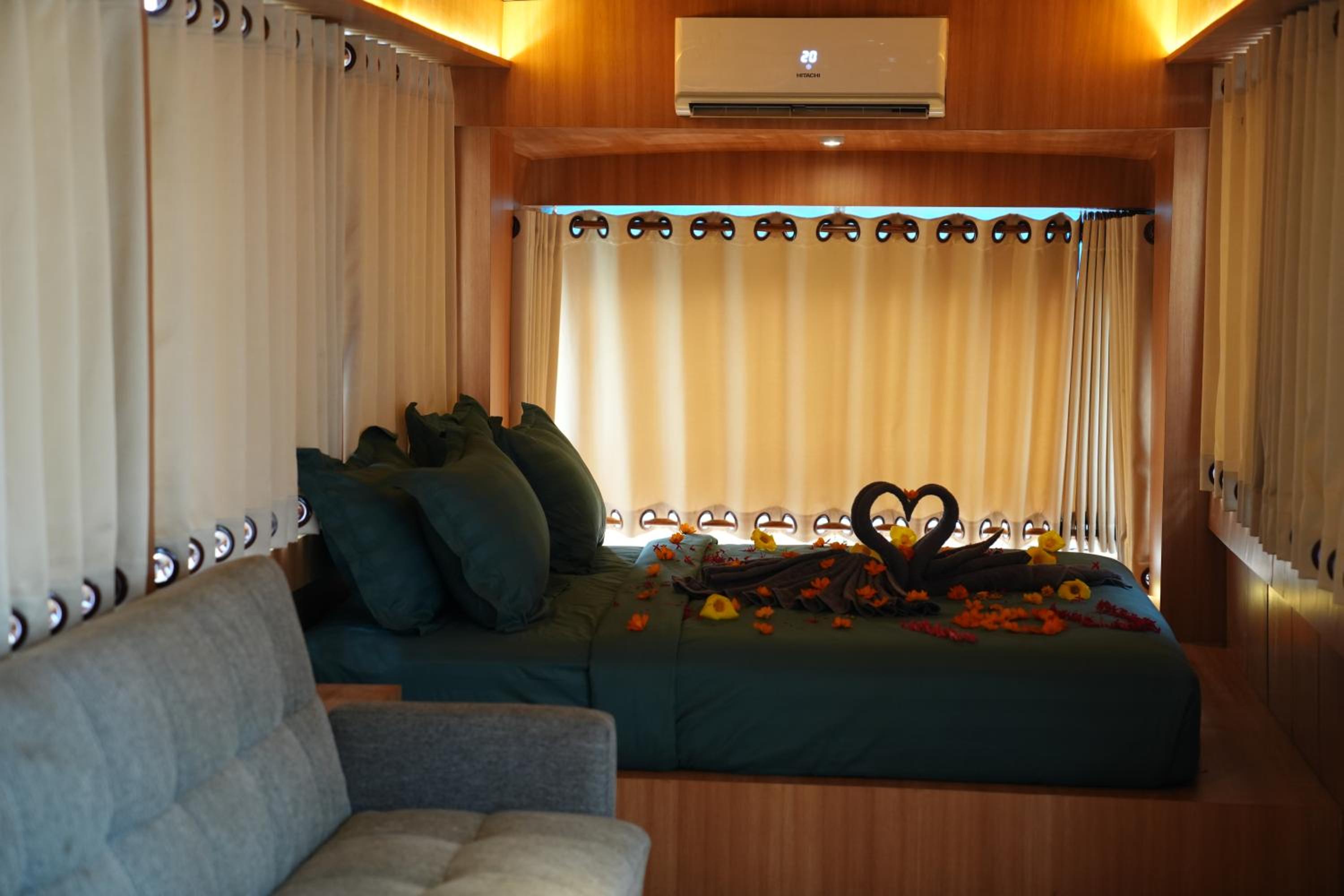 Deluxe Hotel Bus Mountain View - Photo 3