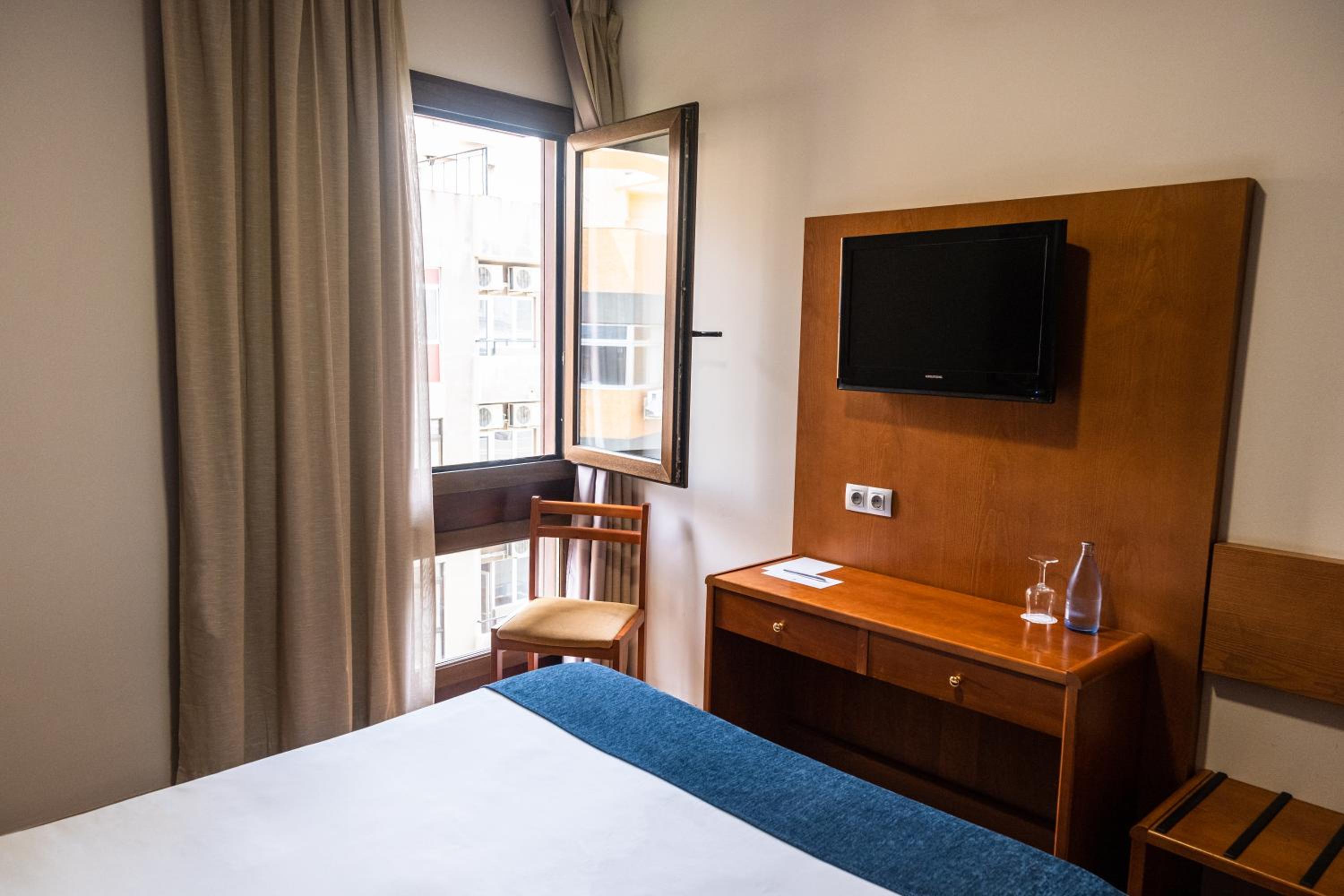 Exterior Double or Twin Room with City View thumbnail 5