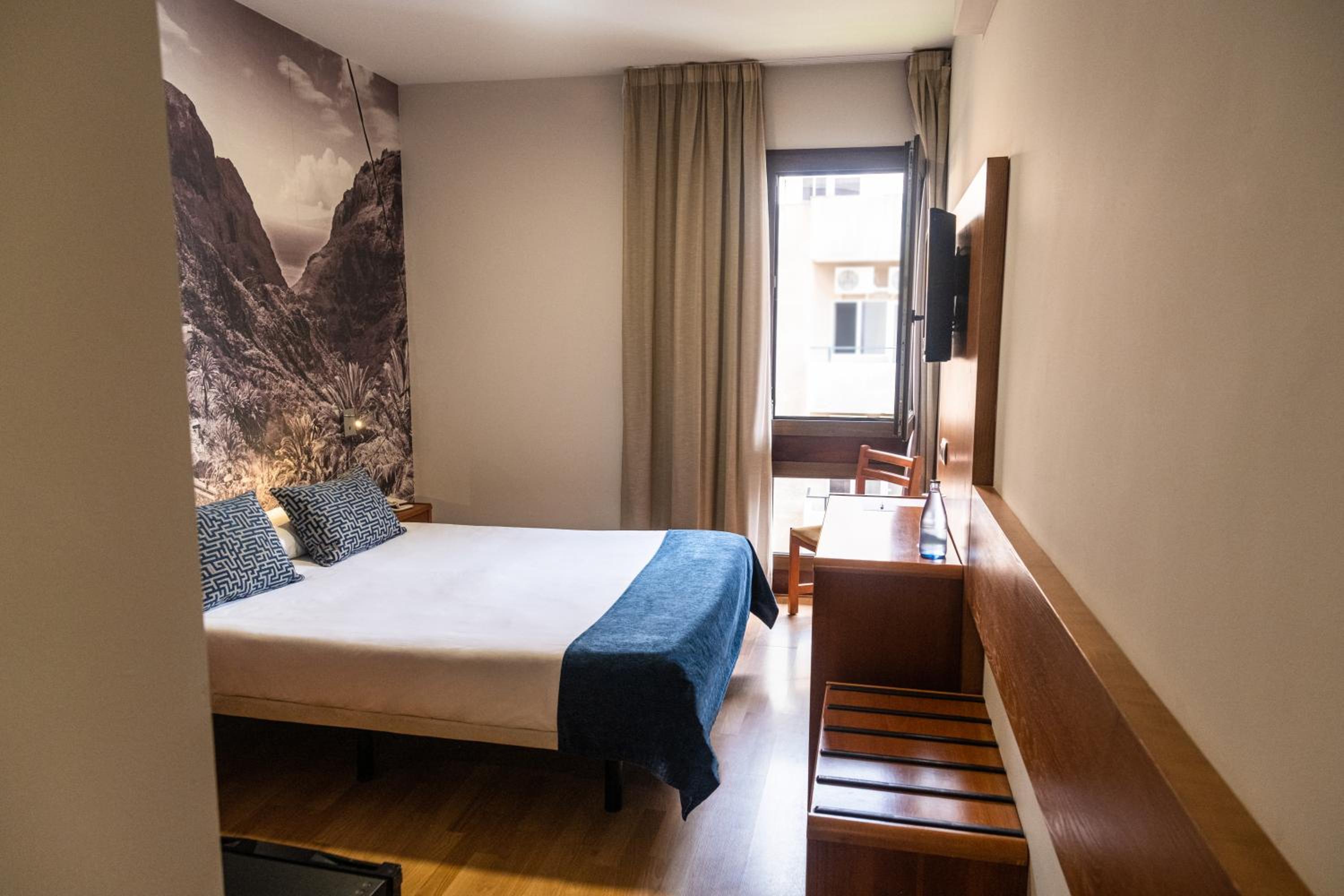 Exterior Double or Twin Room with City View thumbnail 6