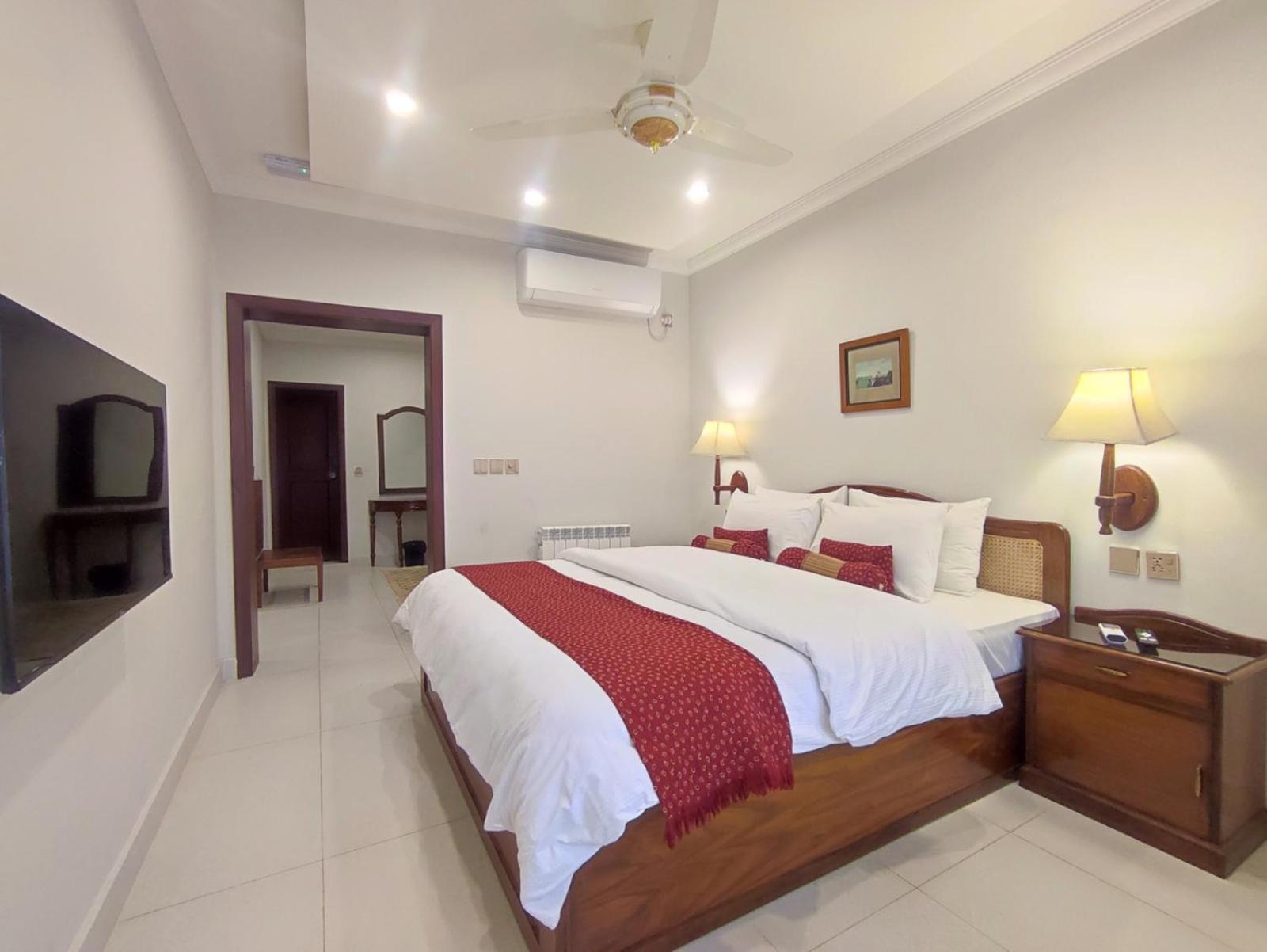 Executive Suite - Photo 4