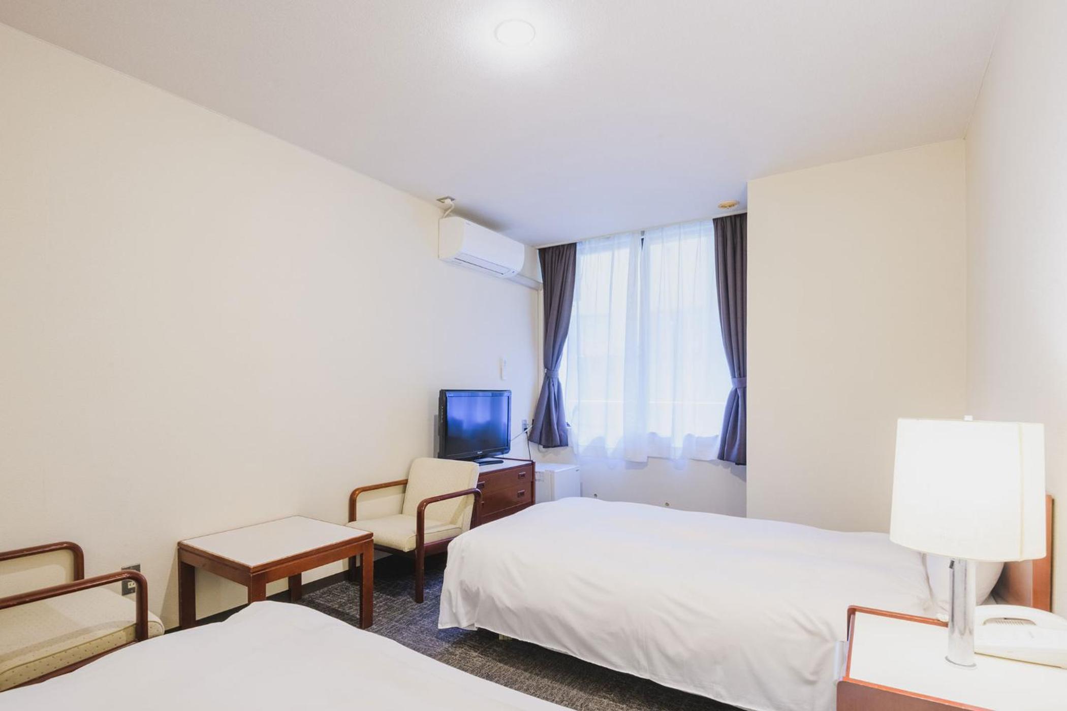 Twin Room - Non-Smoking - Photo 2