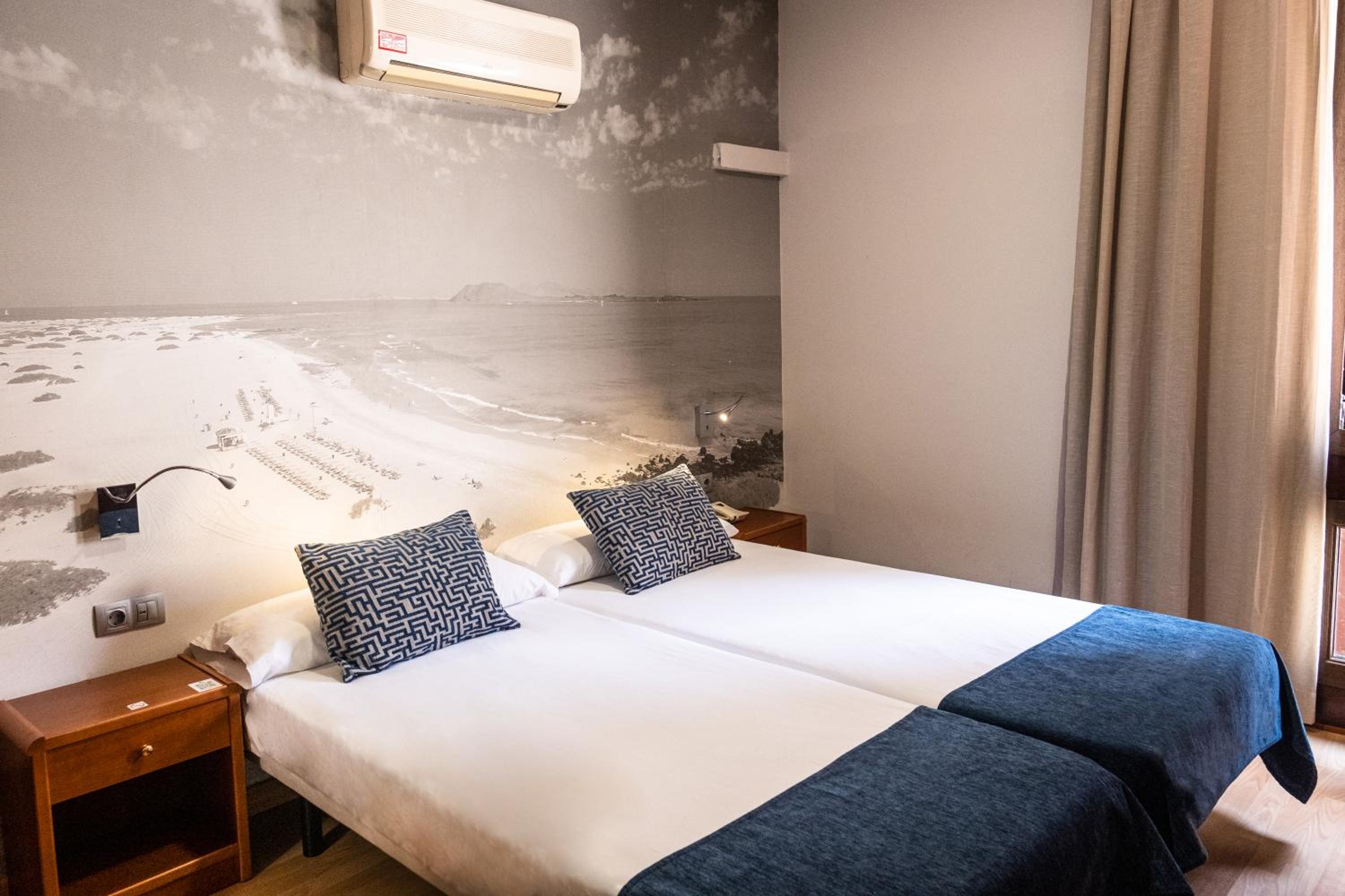 Double or Twin Room thumbnail 6