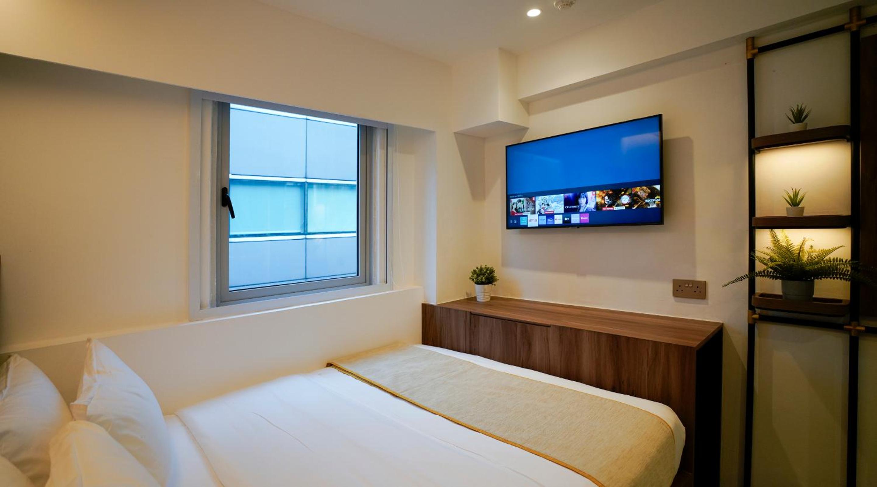 Double Room, Window, SHORT OVERNIGHT, 11hrs: 8PM-7AM photo 3