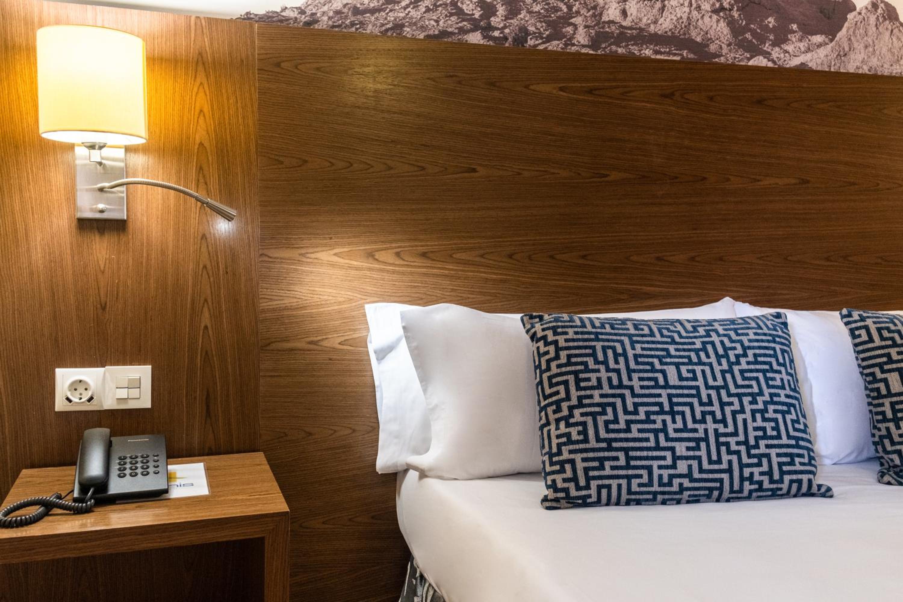 Double or Twin Room thumbnail 5