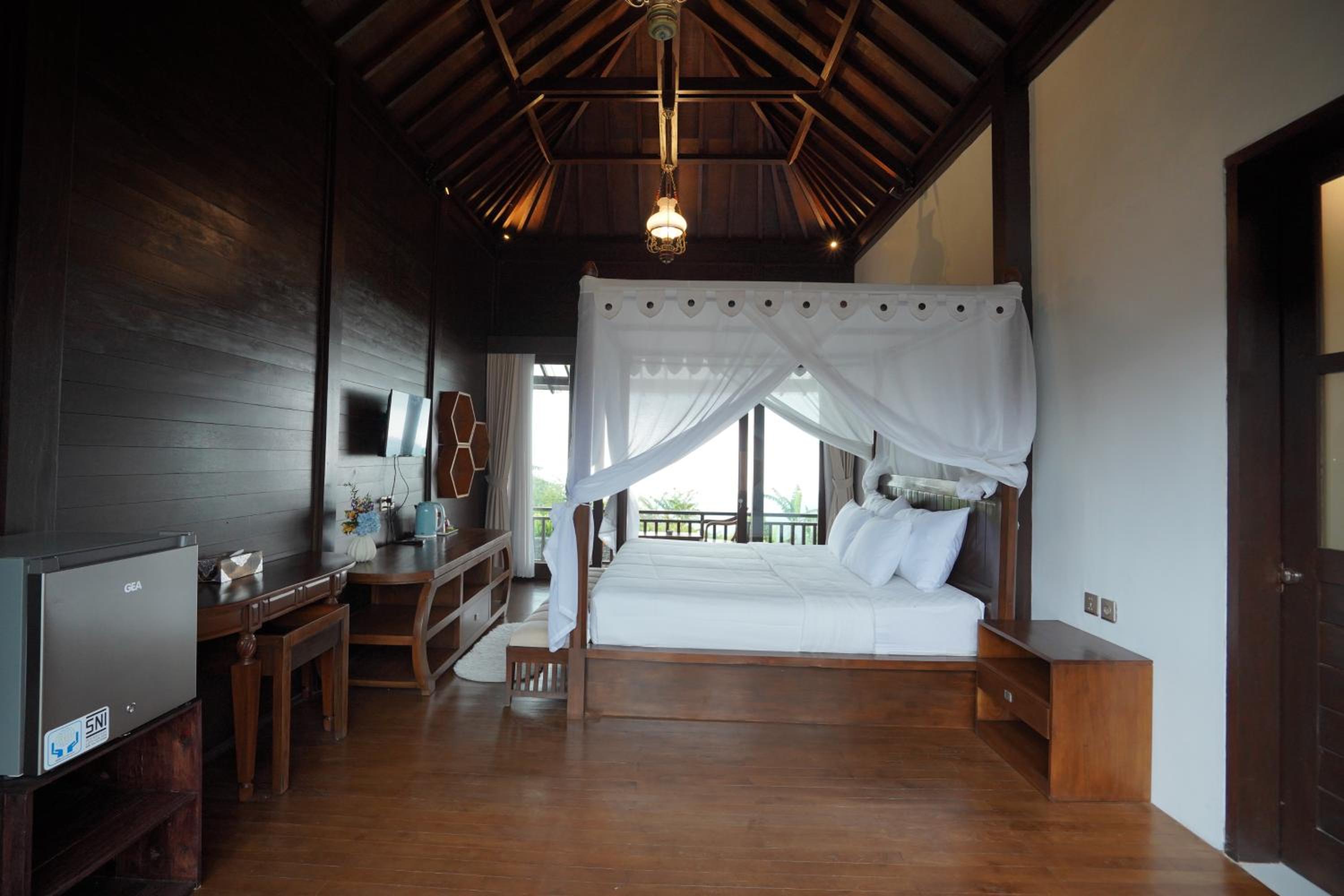 Suite Room with Hills View - Photo 9