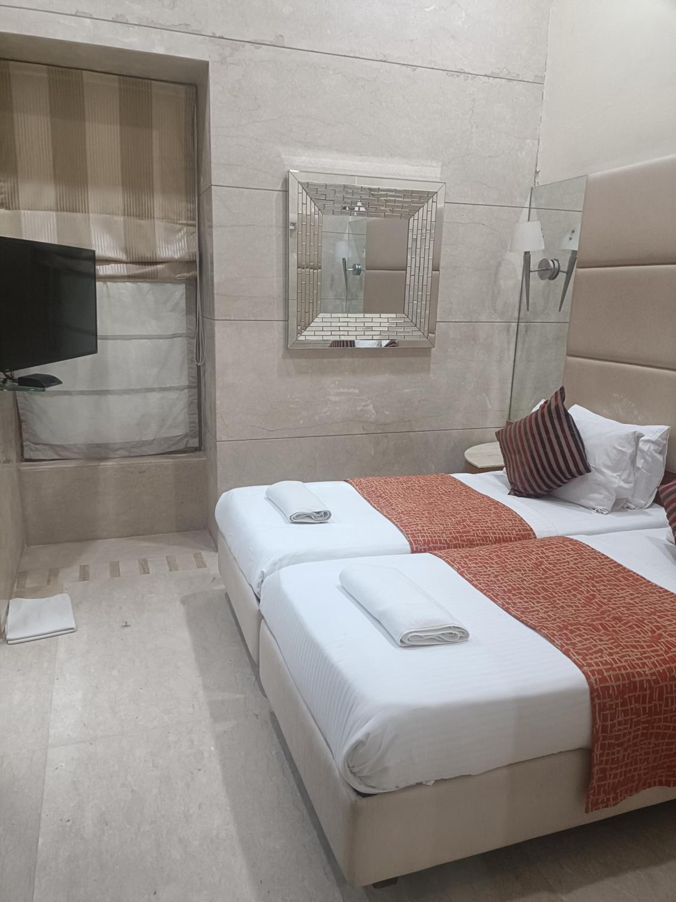 Deluxe Twin Room - Photo 6