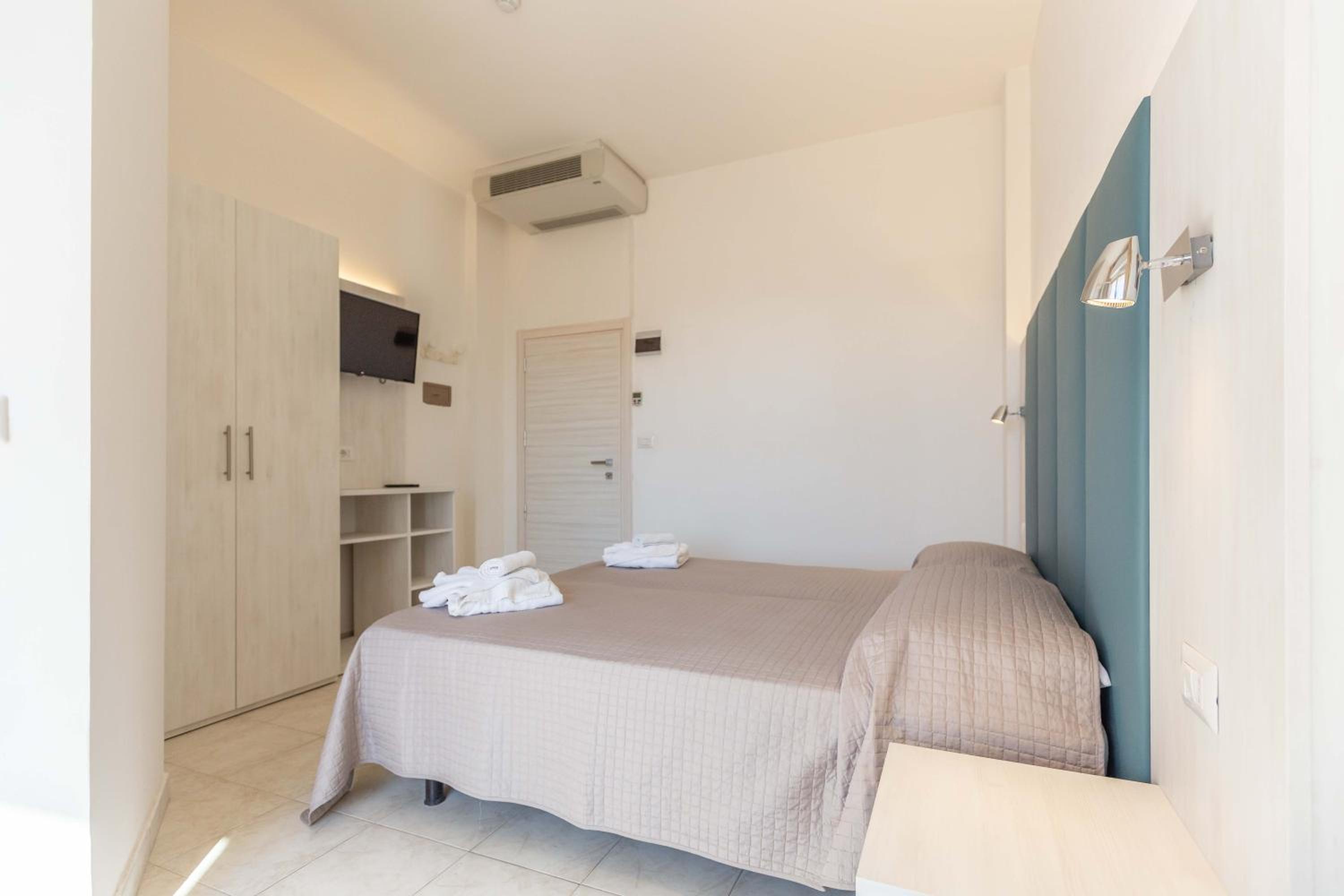 Double or Twin Room - Photo 8