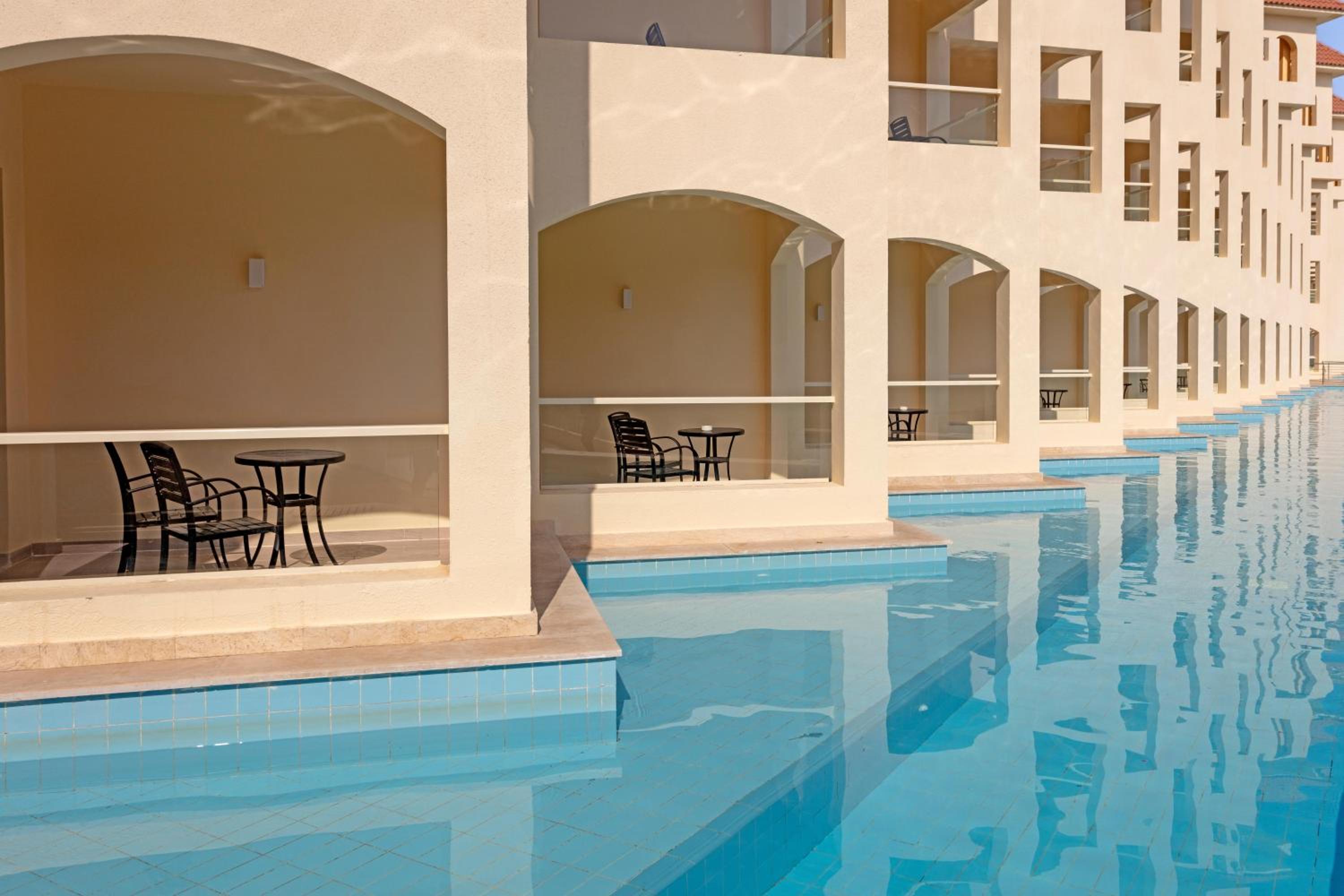 Main Building Superior Swim Up Room - Photo 2