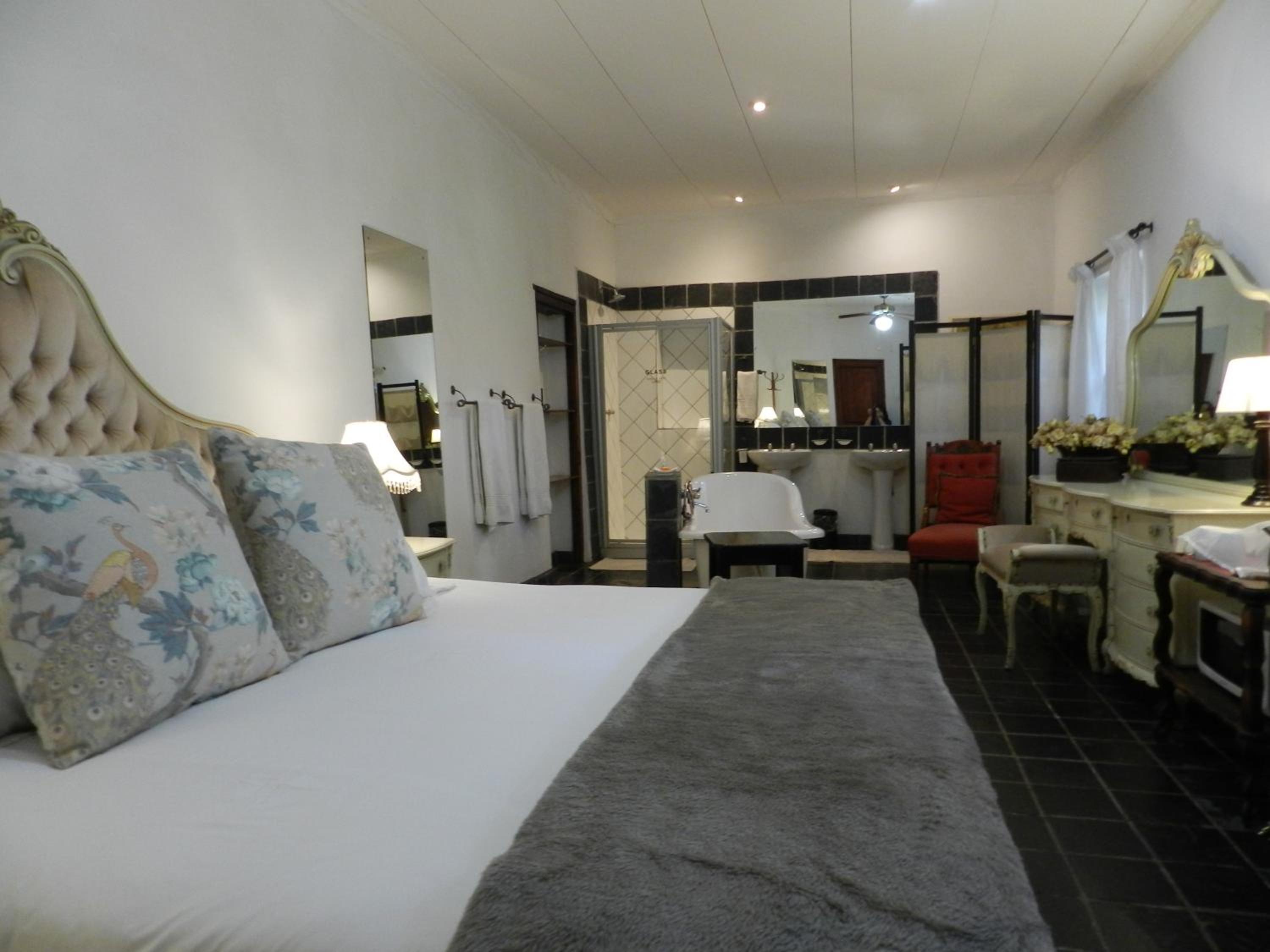 Standard King Room photo 2