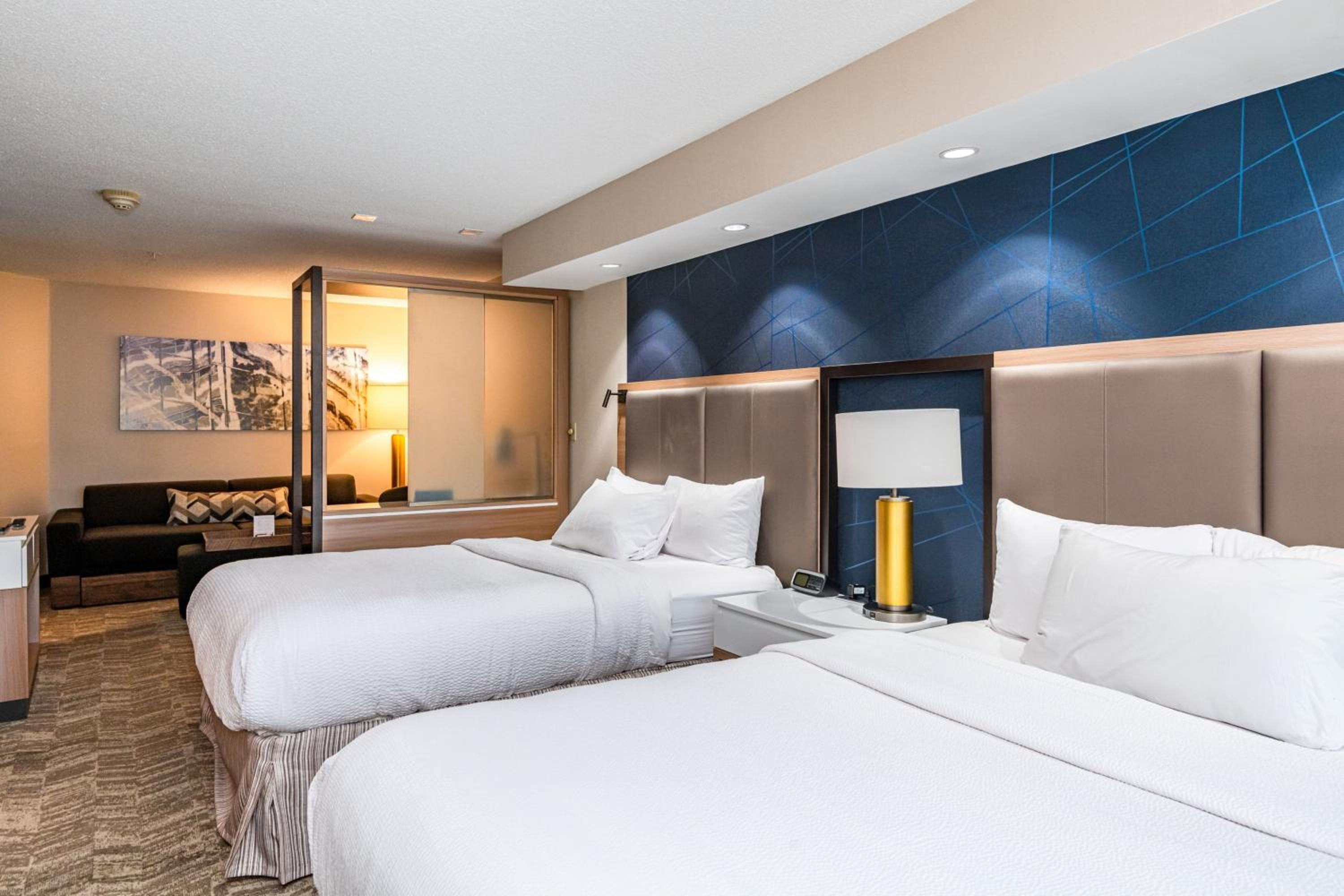 Queen Suite with Two Queen Beds and Sofa Bed - Photo 3
