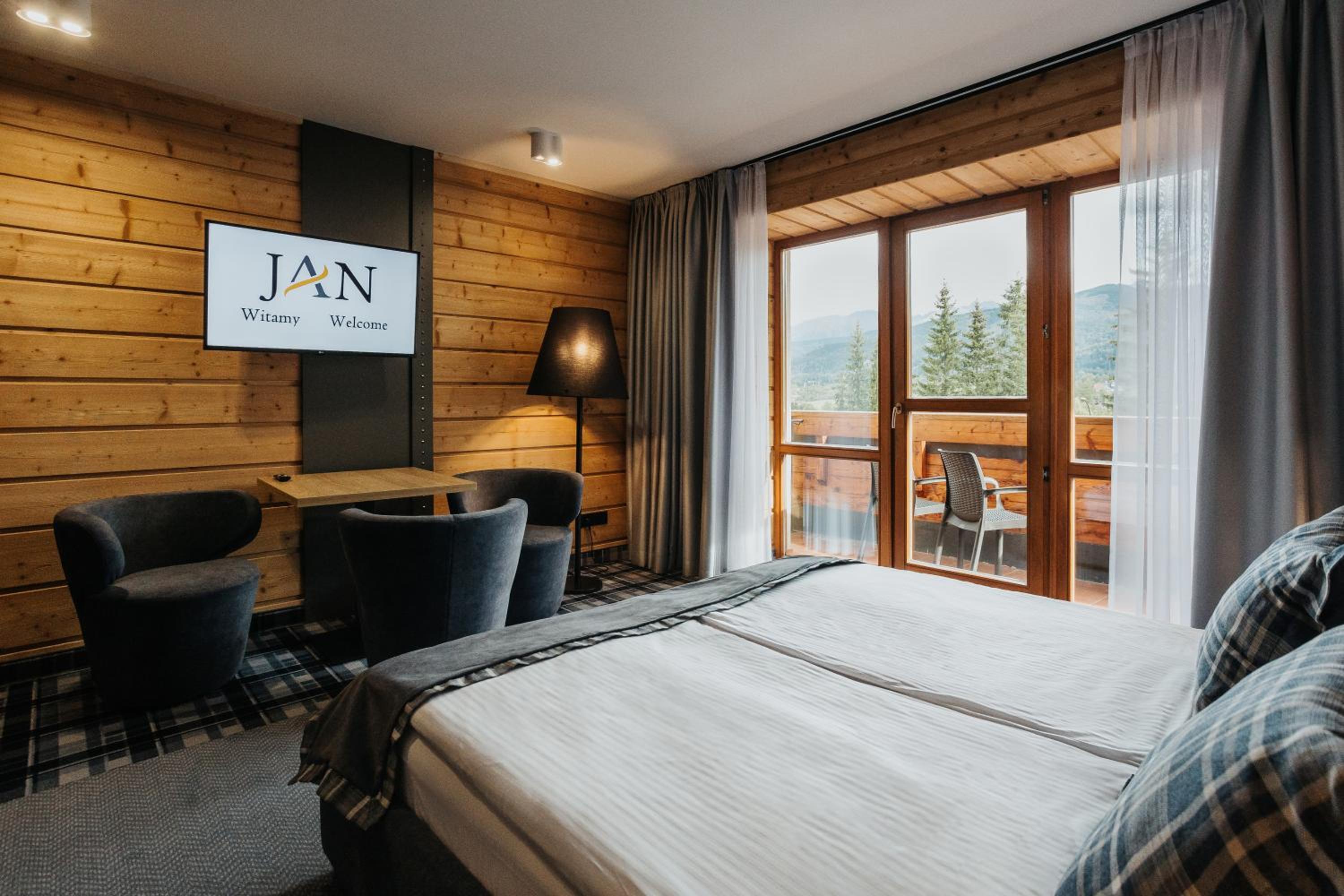 Apartment with Mountain View