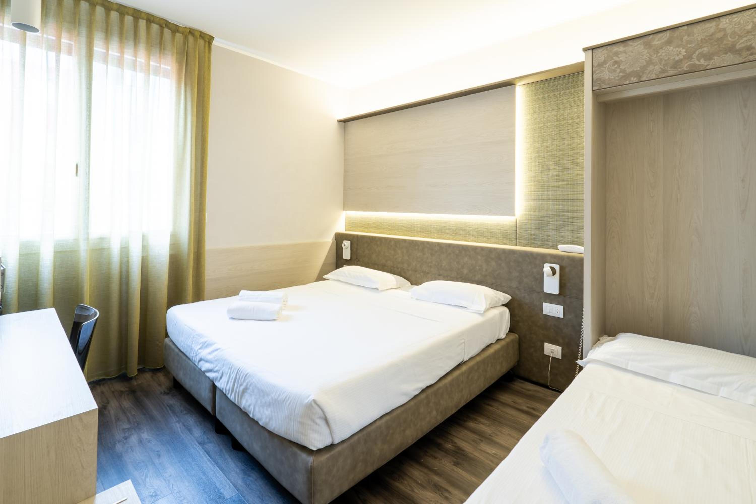 Deluxe Double Room thumbnail 6