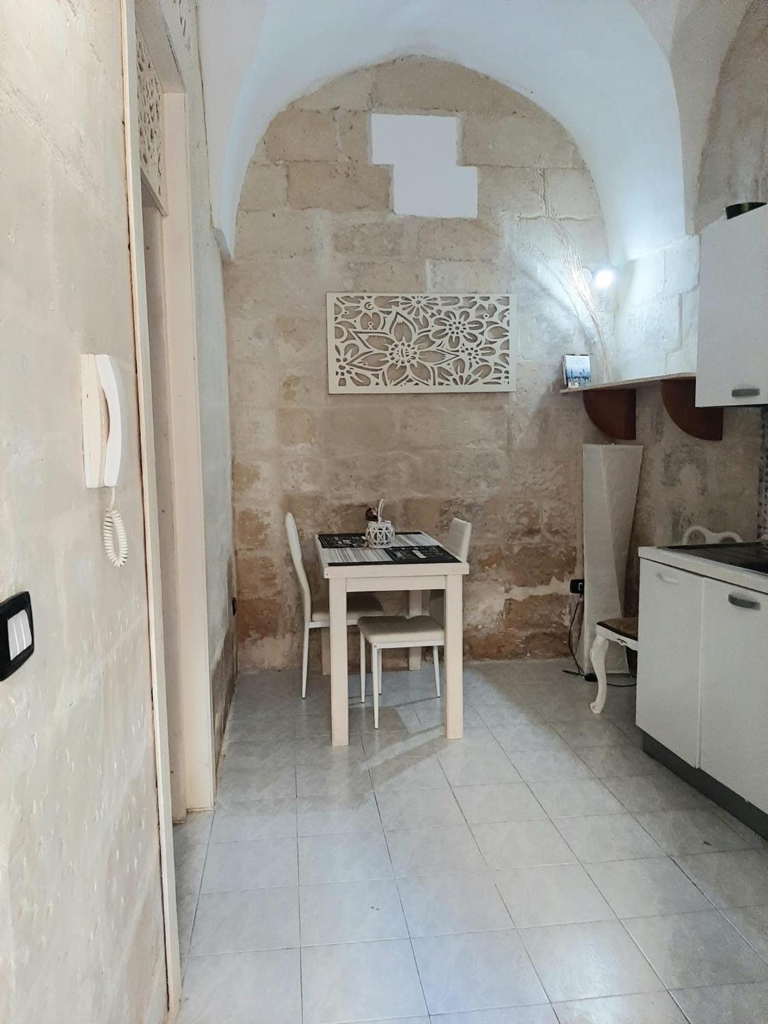 One-Bedroom Apartment - Photo 2