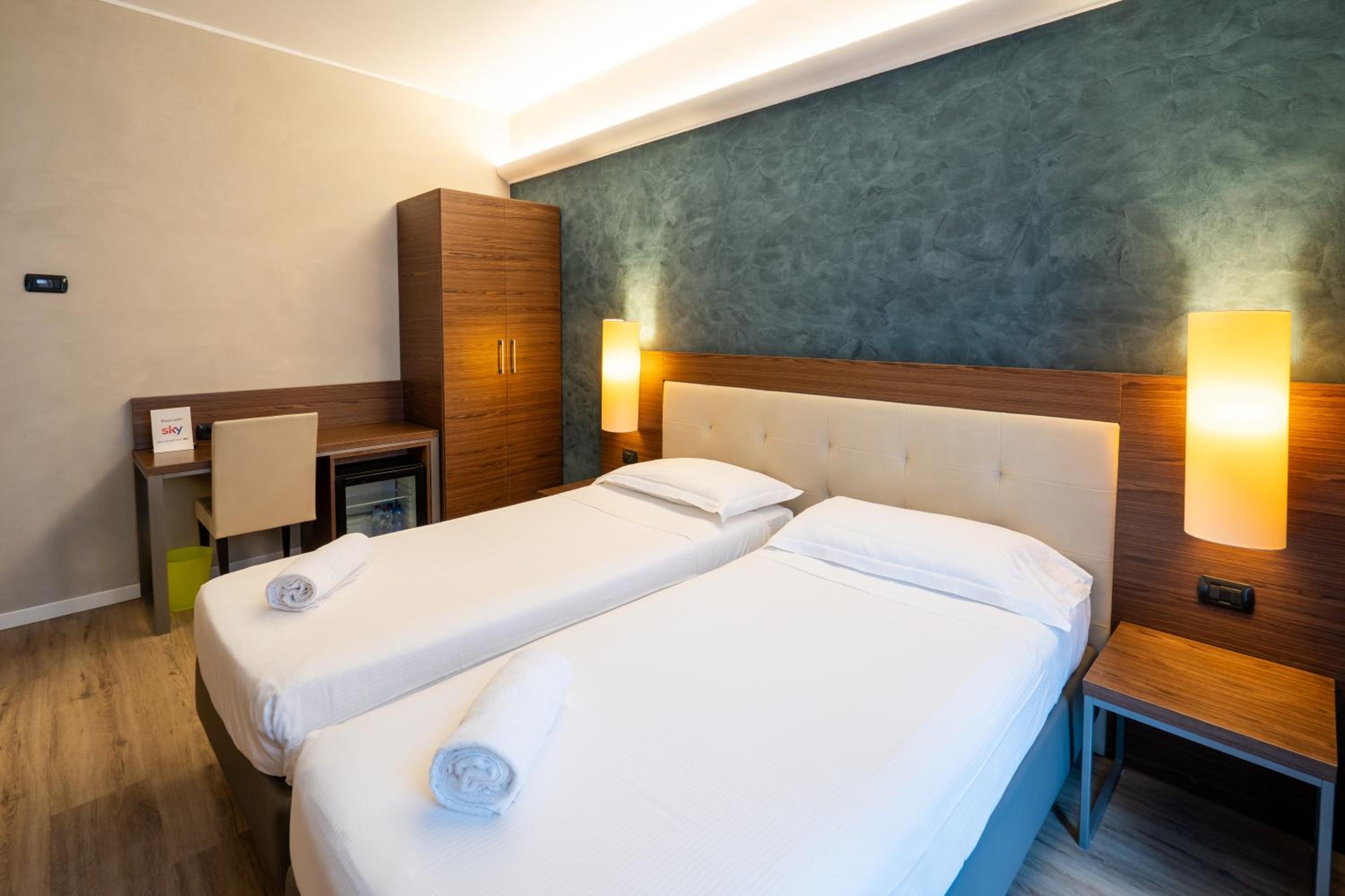 Premium Twin Room thumbnail 5