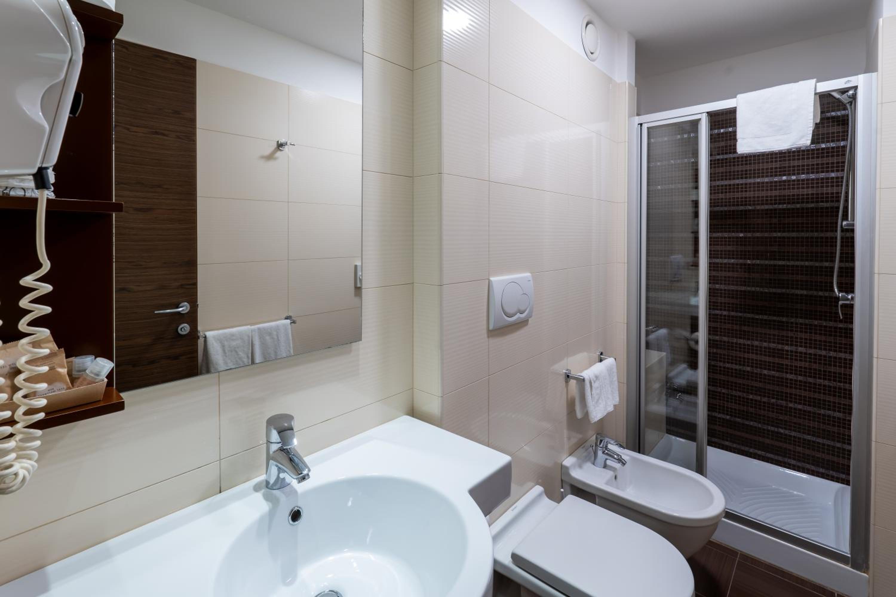 Premium Single Room thumbnail 6