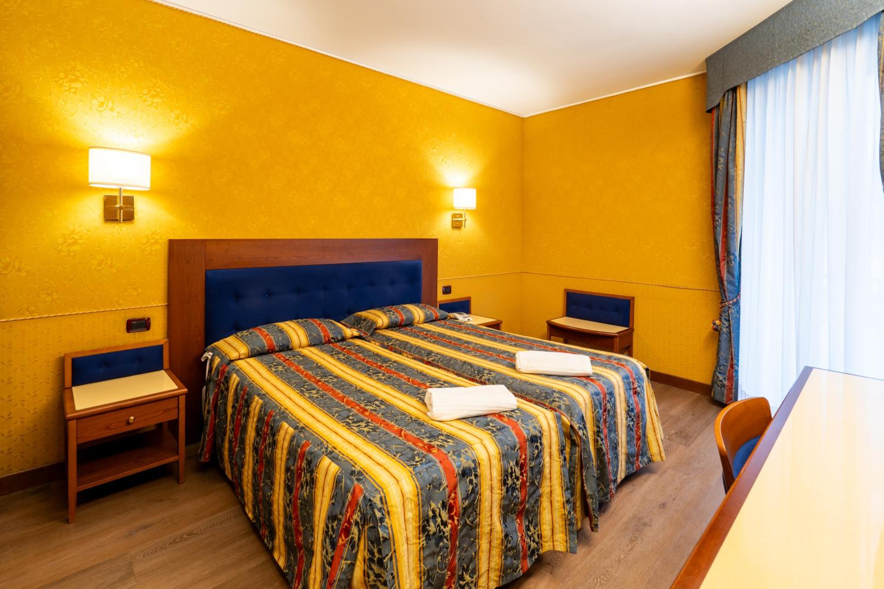 Superior Twin Room thumbnail 6