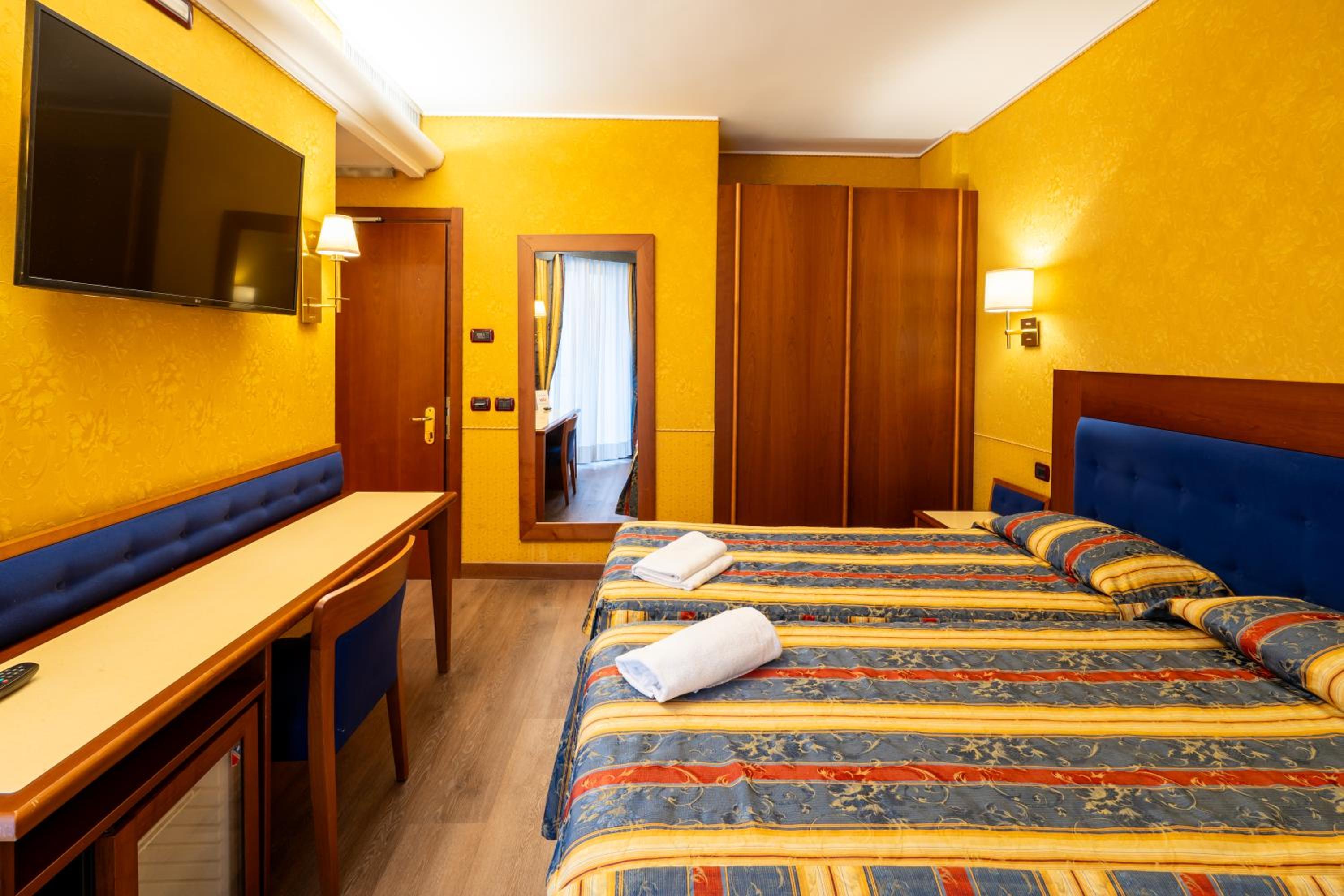 Superior Twin Room thumbnail 6