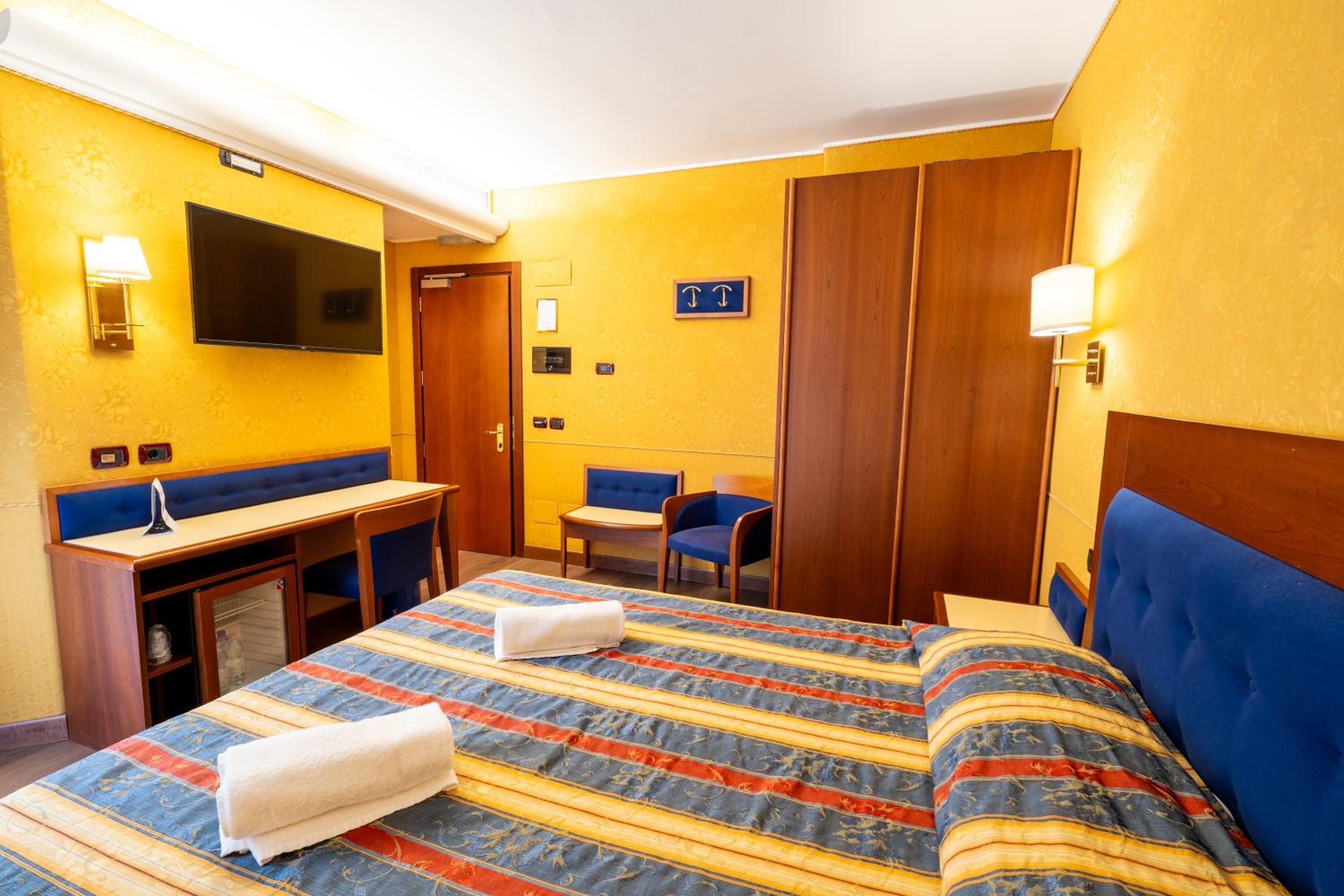 Superior Double Room thumbnail 5