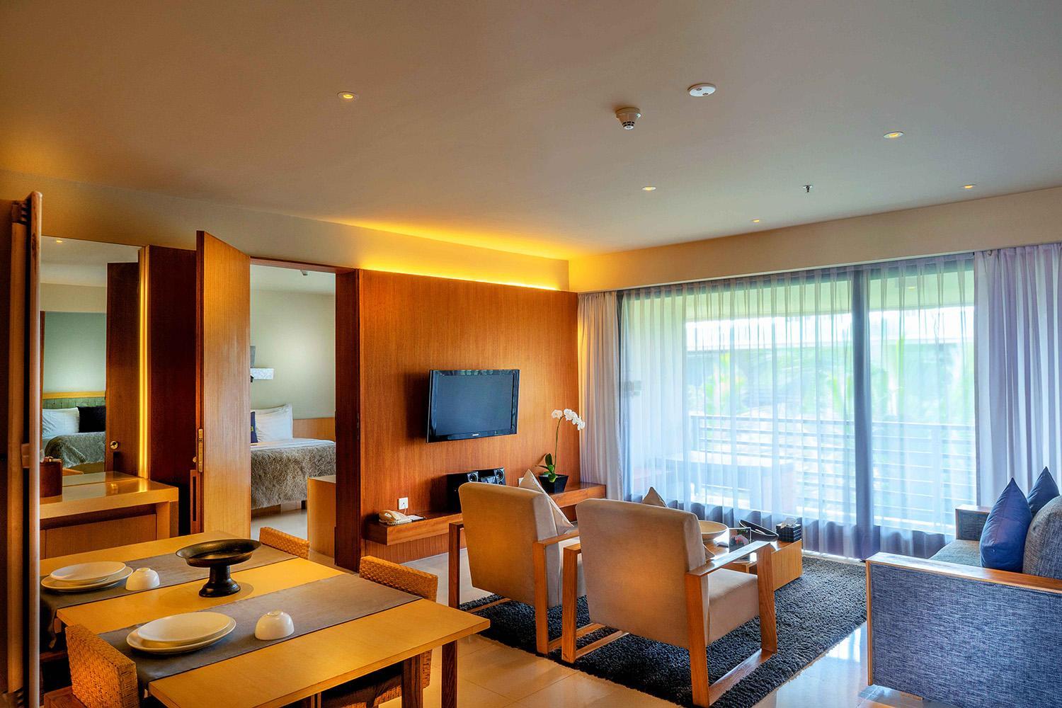 Premier Suite 2 bedroom Pool View with Balcony - Photo 9