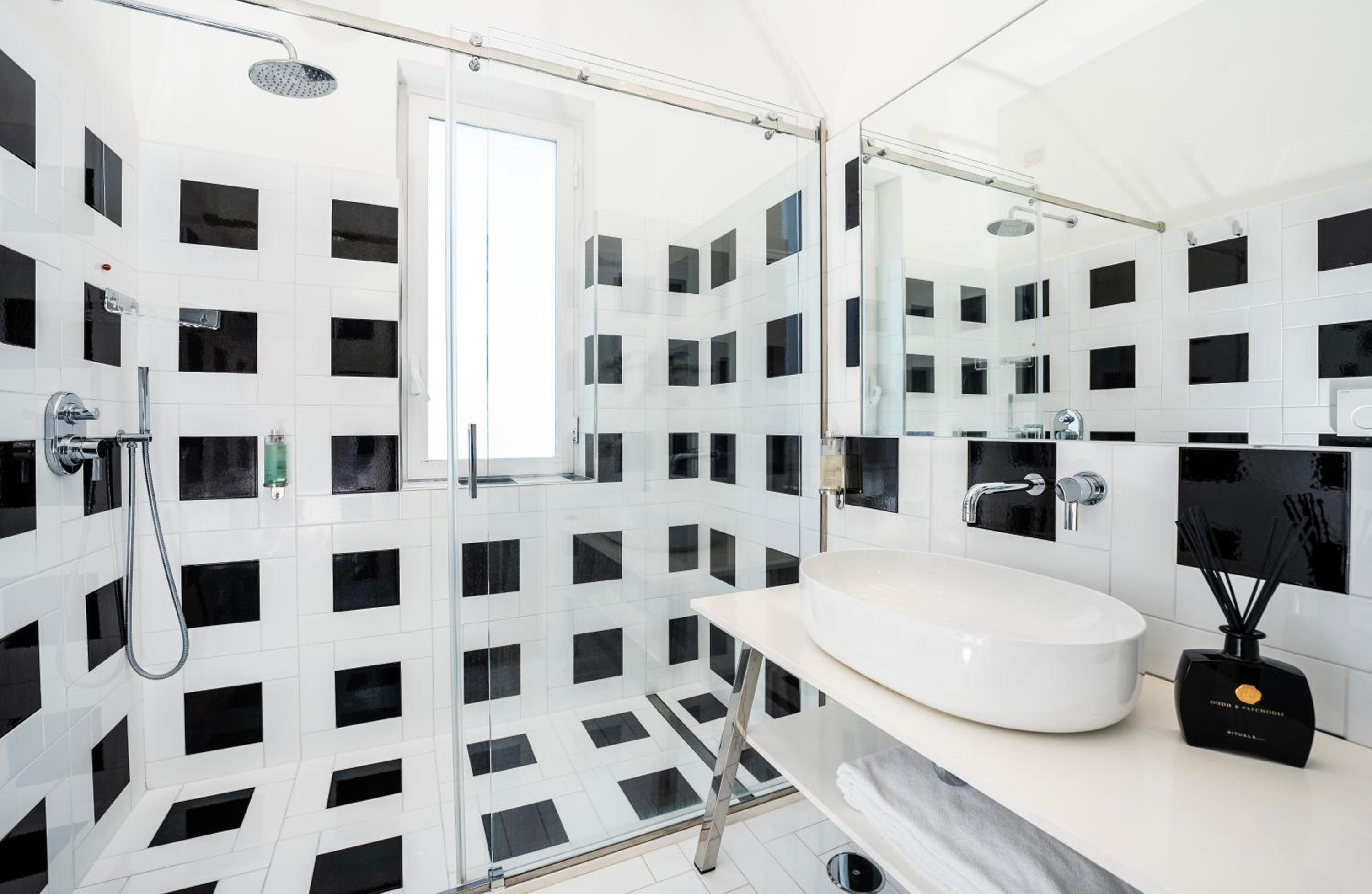 Deluxe Double Or Twin Room With Sea View - Photo 4