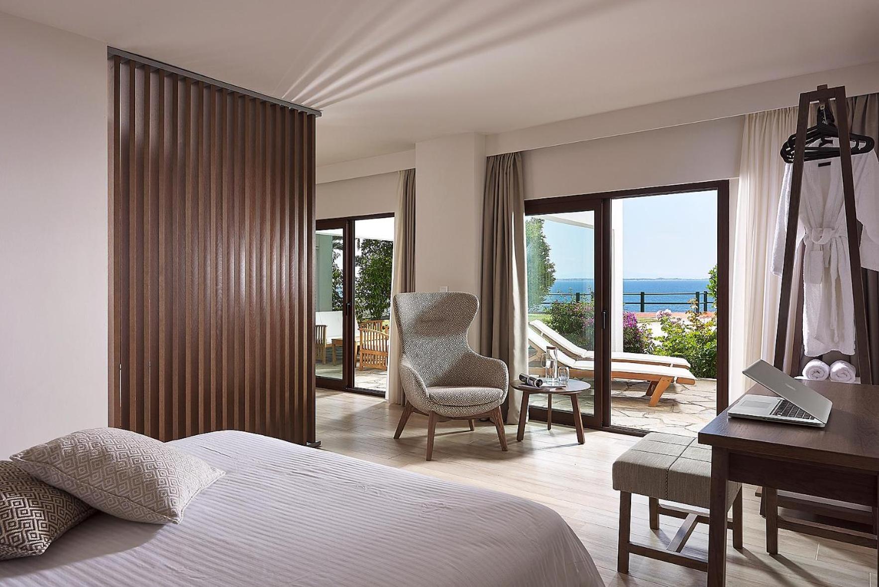 Deluxe Suite with Sea View photo 2