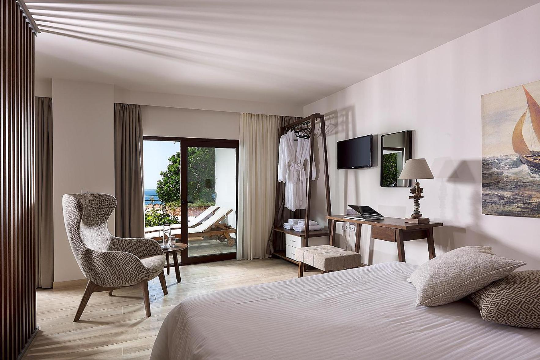 Deluxe Suite with Sea View photo 3