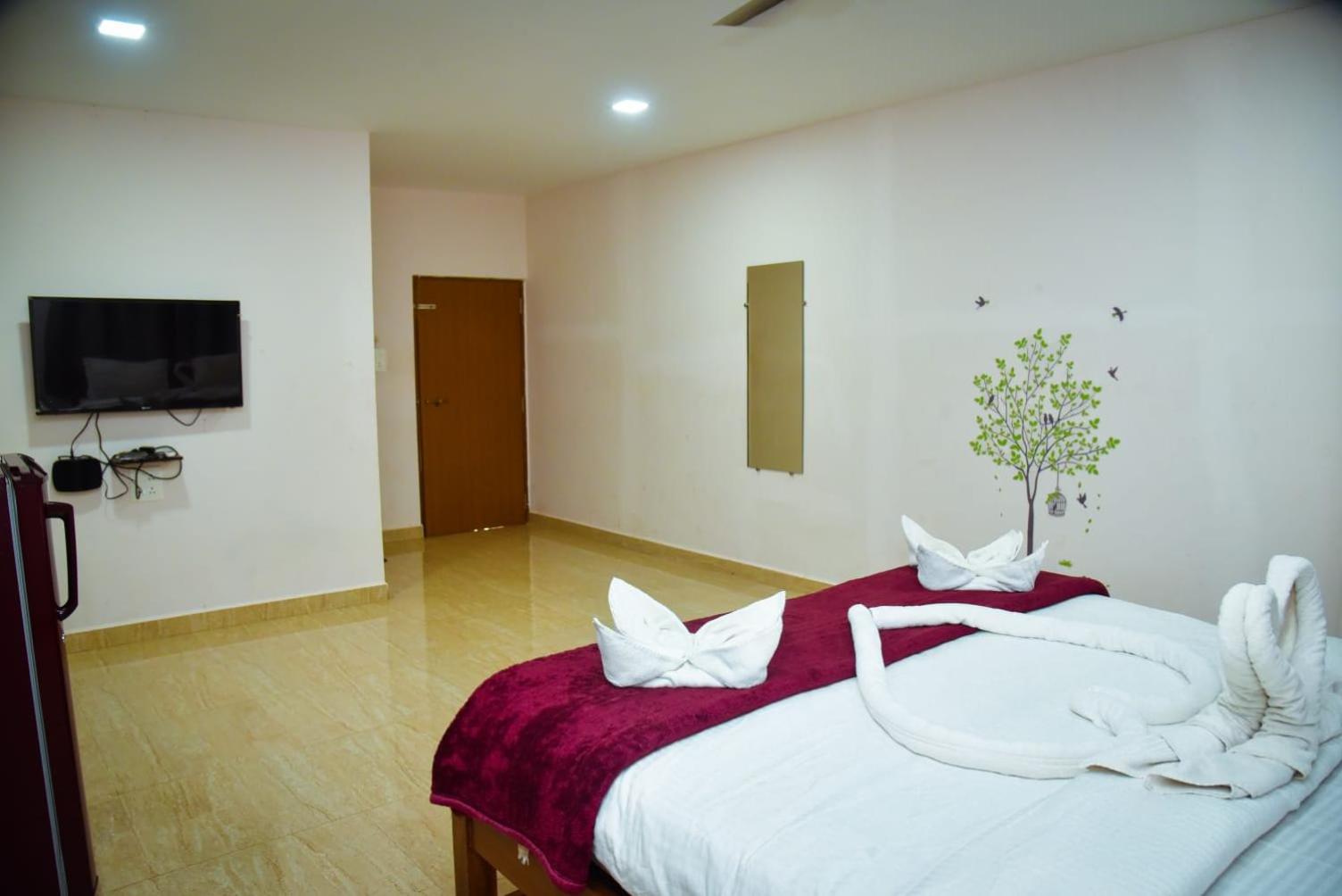 Deluxe Double Room with Balcony - Photo 4