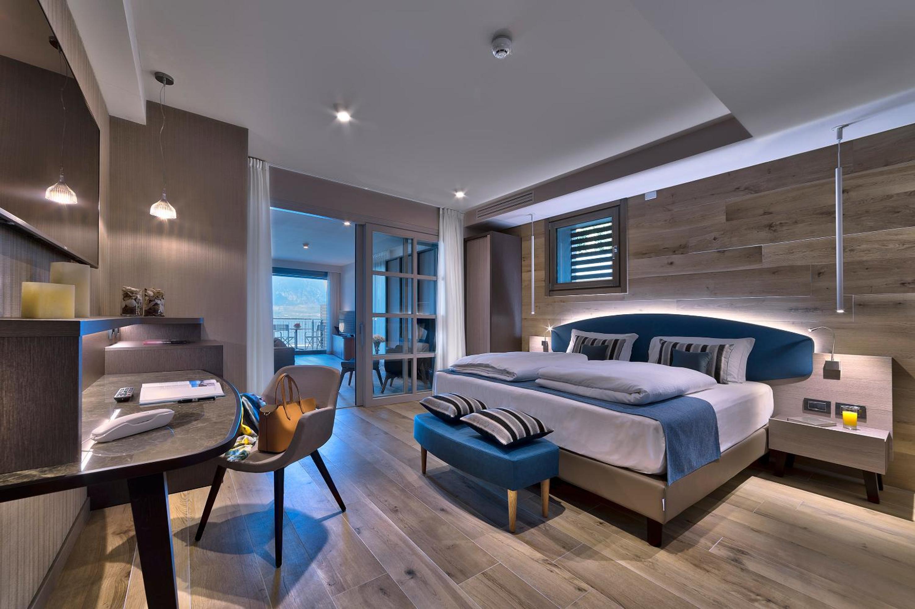 Suite with Terrace and Lake View