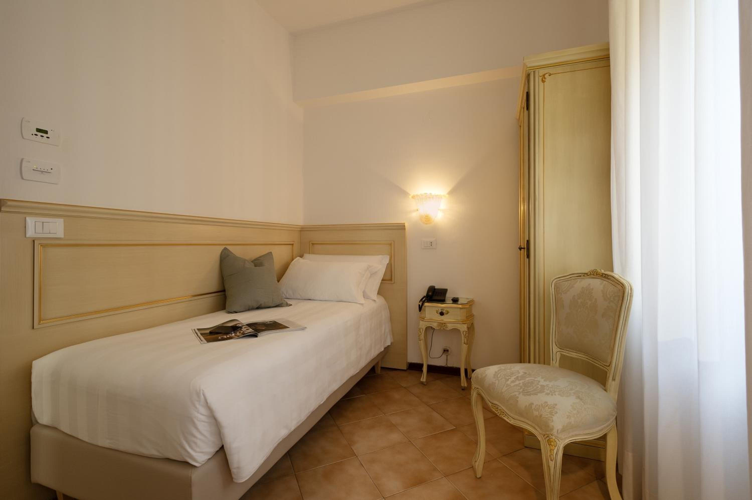 Single Room photo 2