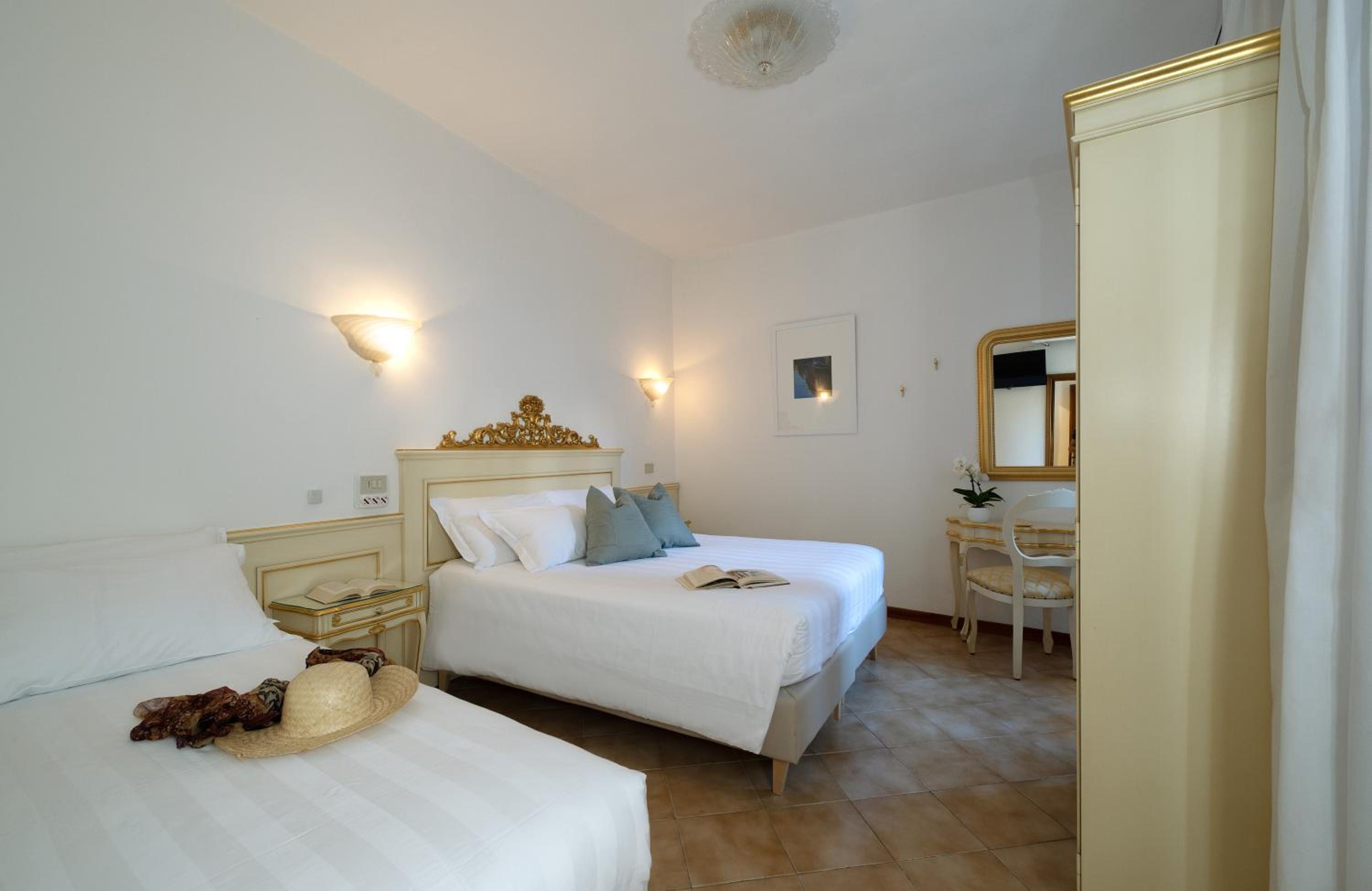 Triple Room with Private Bathroom photo 3