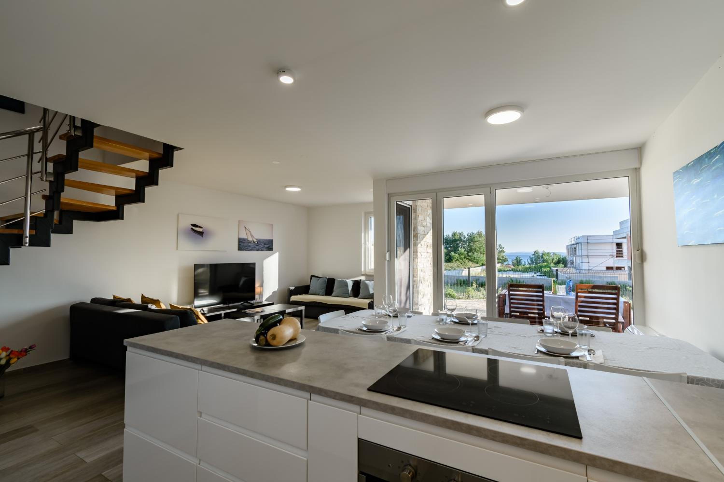 Five-Bedroom House photo 1