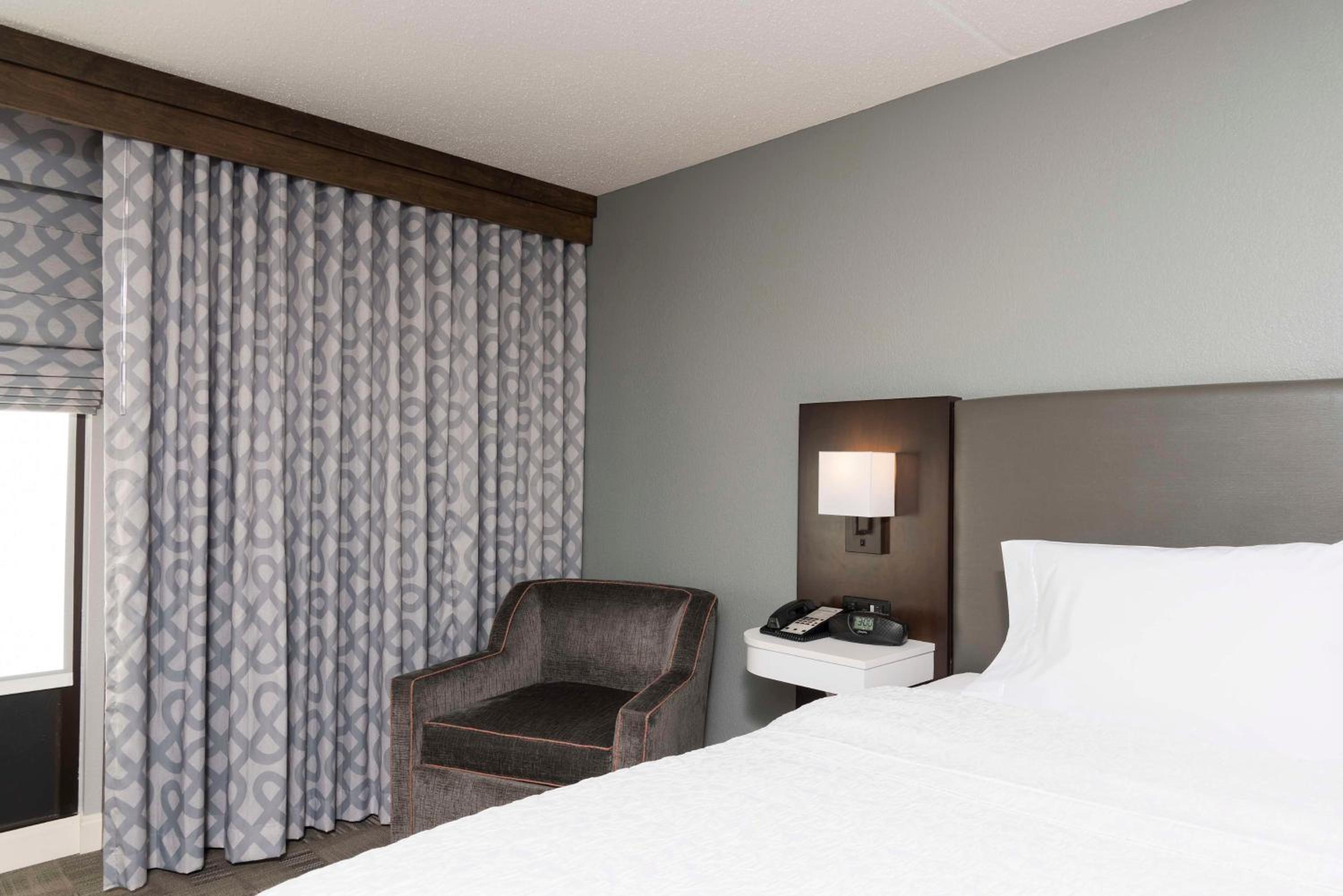King Room with King Bed - Non-Smoking - Photo 6