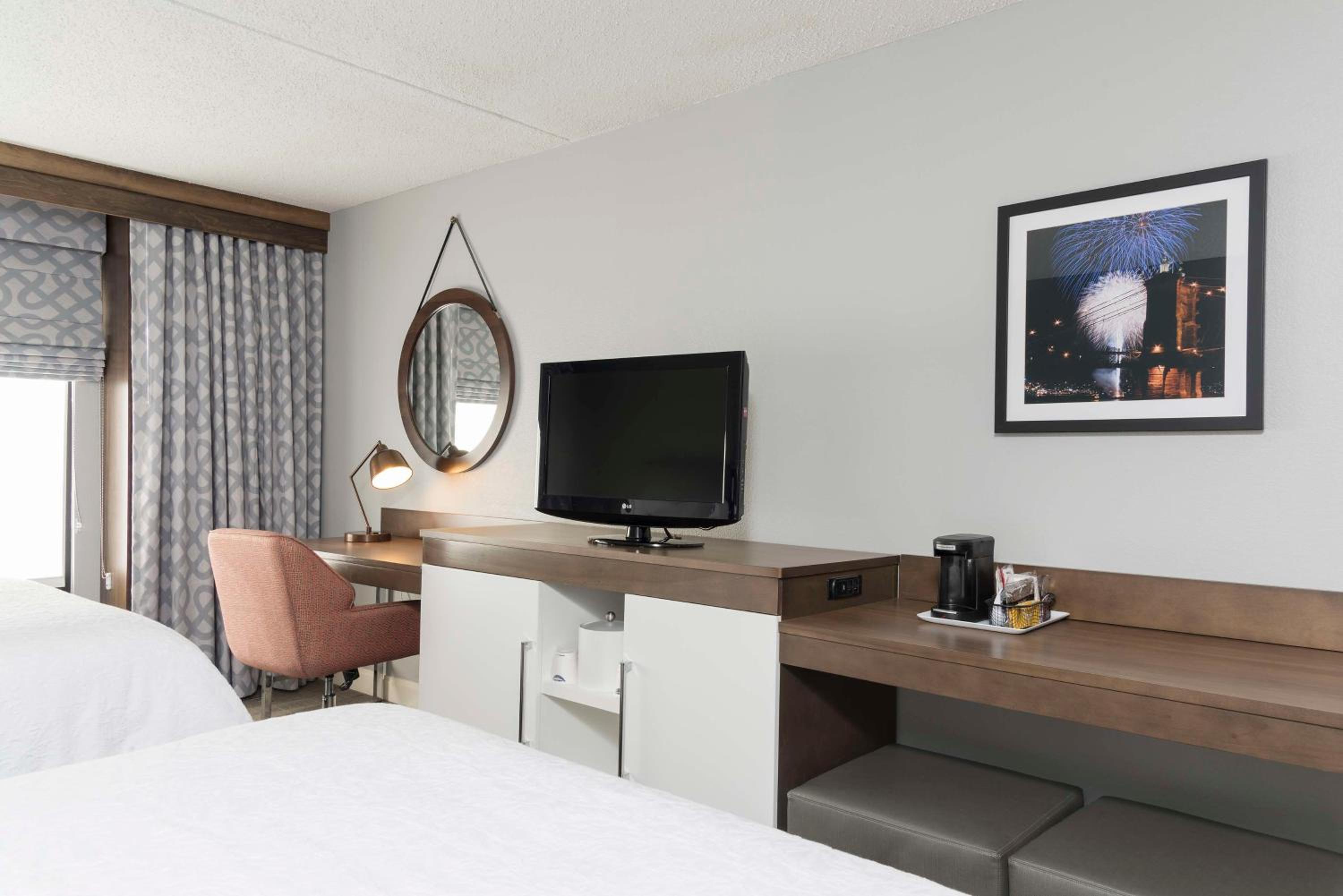 Queen Room with Two Queen Beds - Non-Smoking - Photo 4