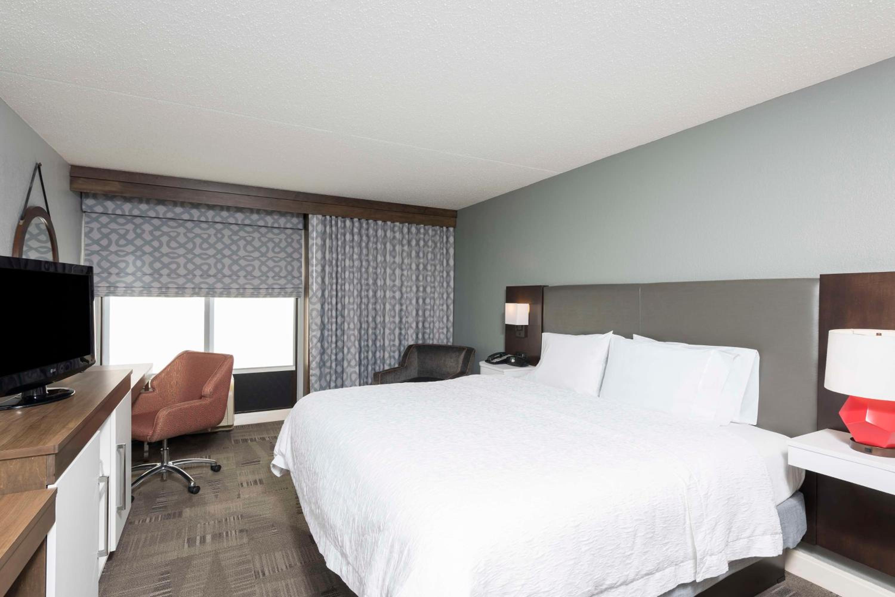 King Room with King Bed - Non-Smoking - Photo 4