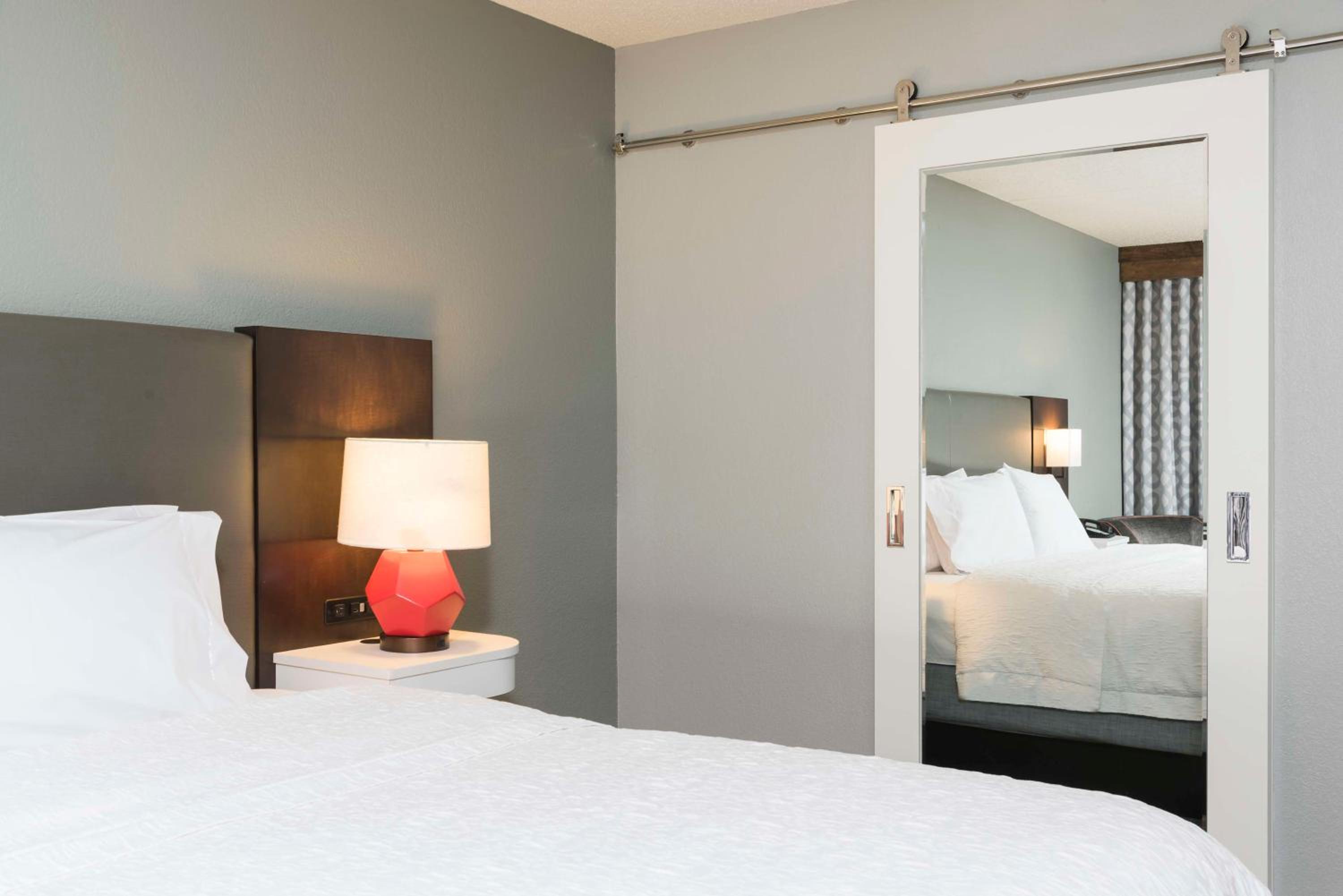 King Room with King Bed - Non-Smoking - Photo 5