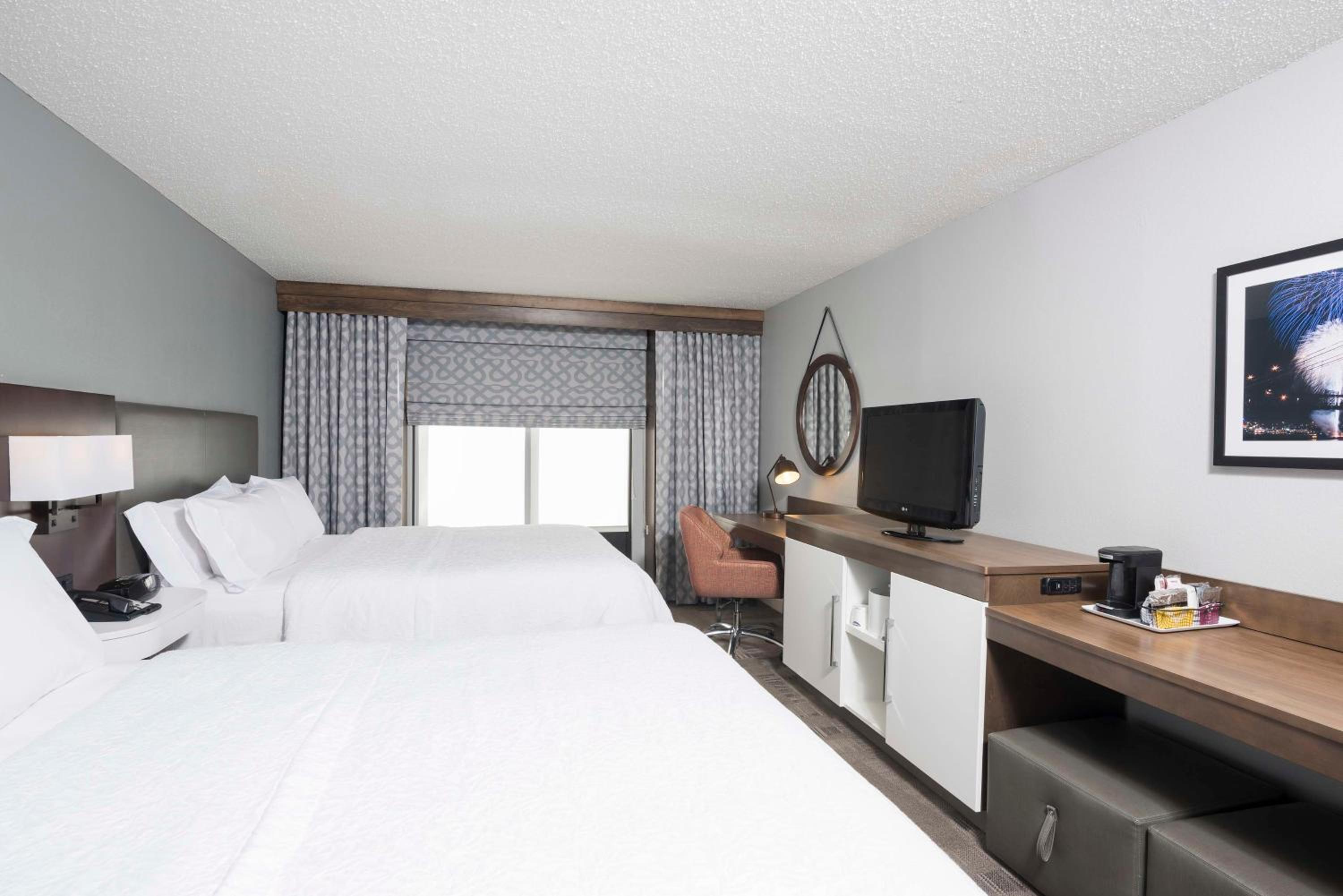 Queen Room with Two Queen Beds - Non-Smoking - Photo 2