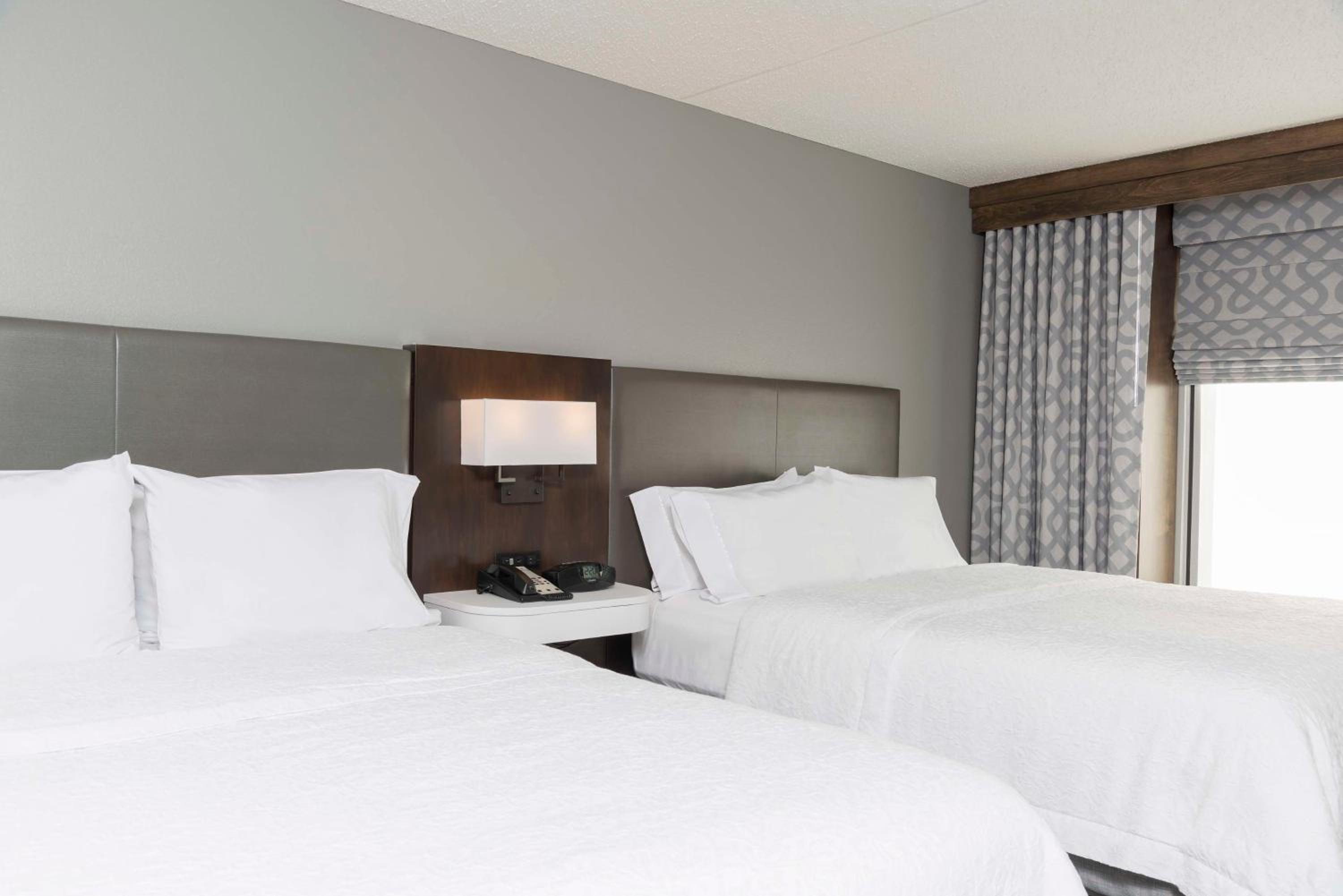Queen Room with Two Queen Beds - Non-Smoking - Photo 5