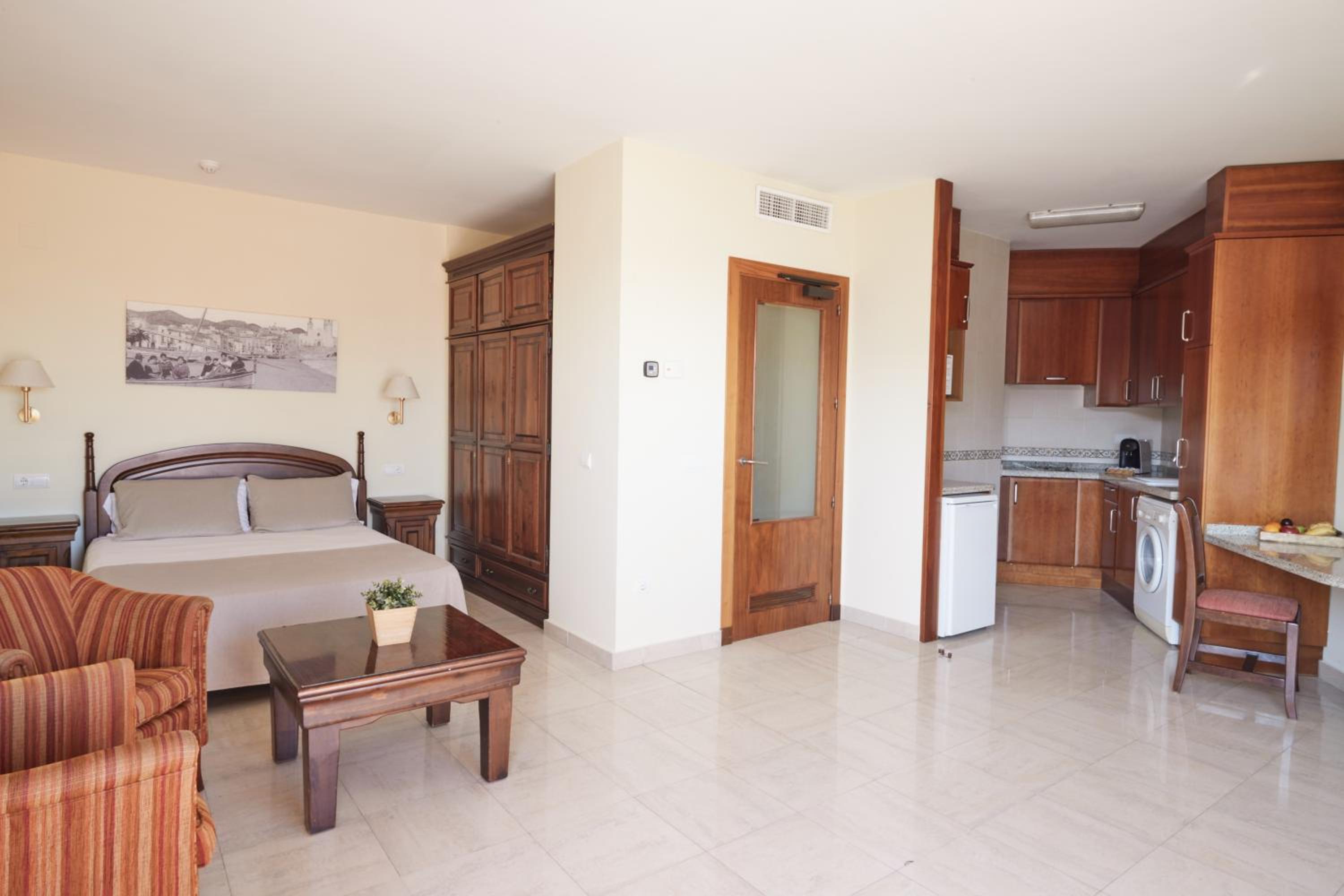 Studio with Pool View (2 Adults) - Photo 2