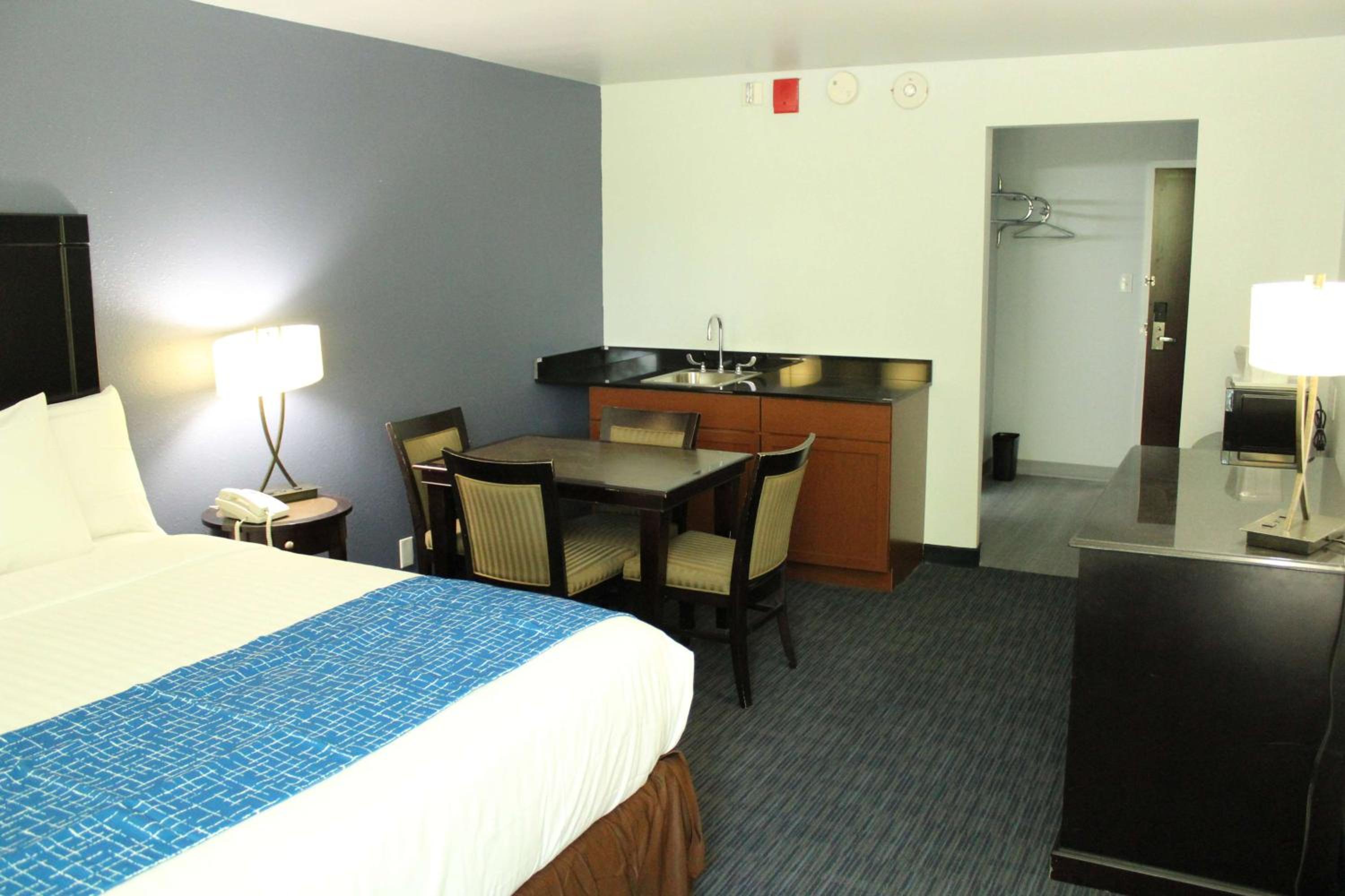 Superior King Studio Suite - Non-Smoking/ Pet Friendly - Photo 1