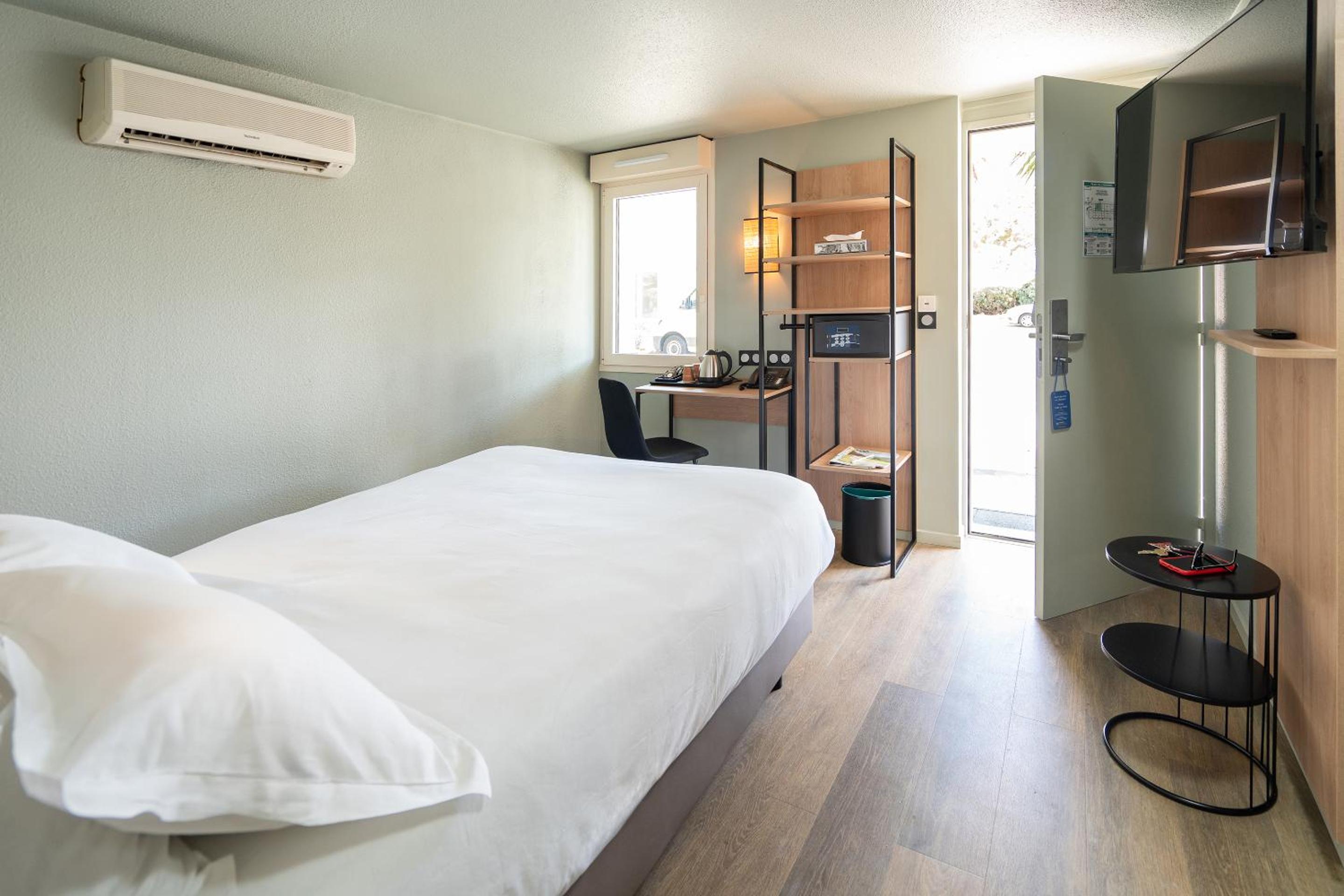 Family Room with One King Bed and One Double Bed - Non-Smoking - Photo 3