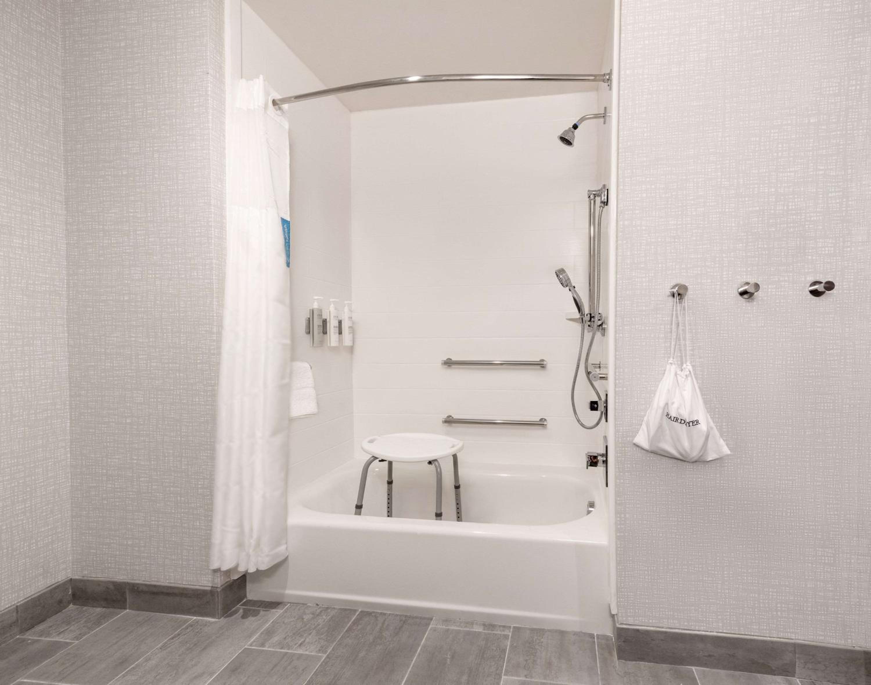 King Room with Tub - Mobility Access - Photo 4