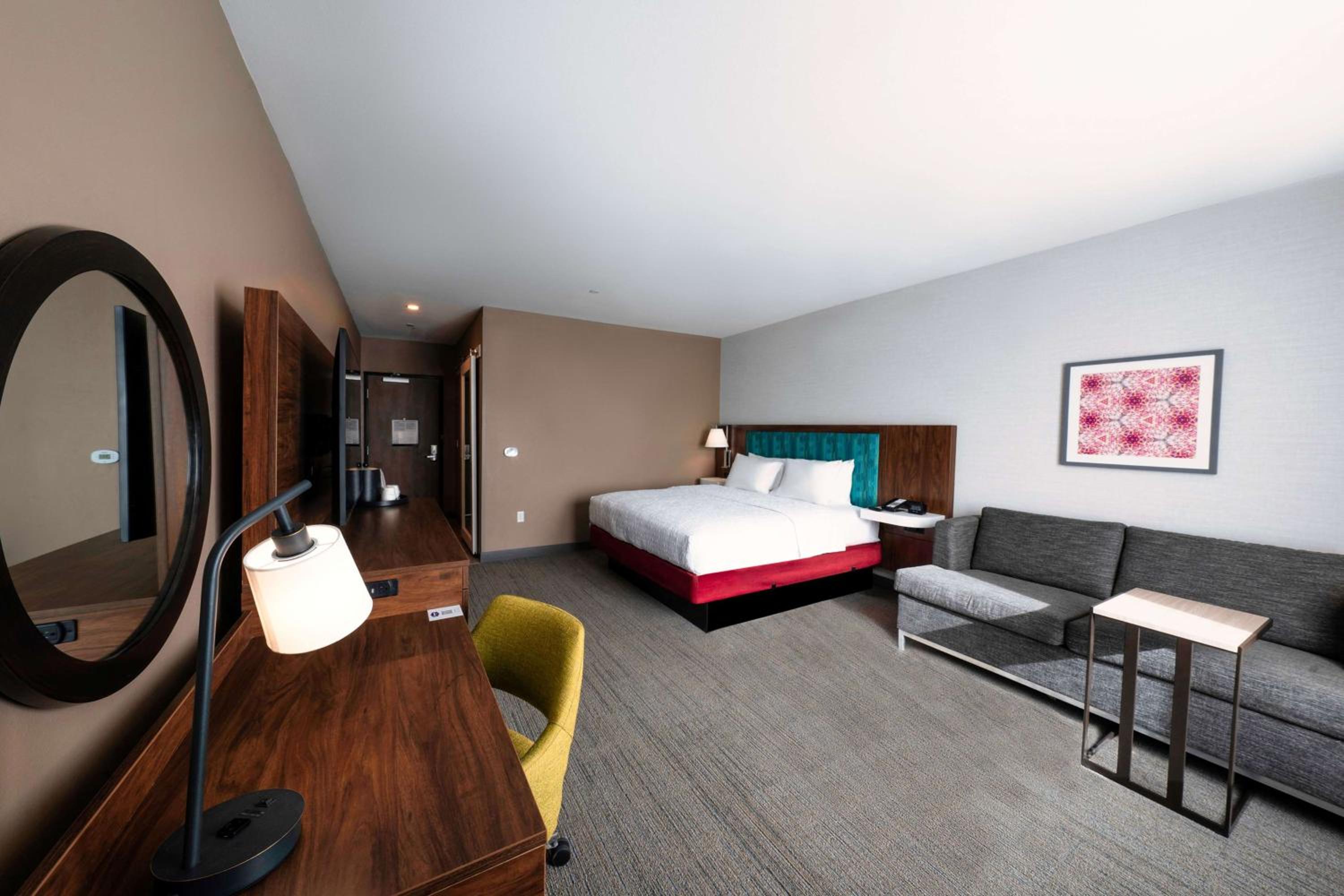 King Room with Sofa Bed - Photo 7