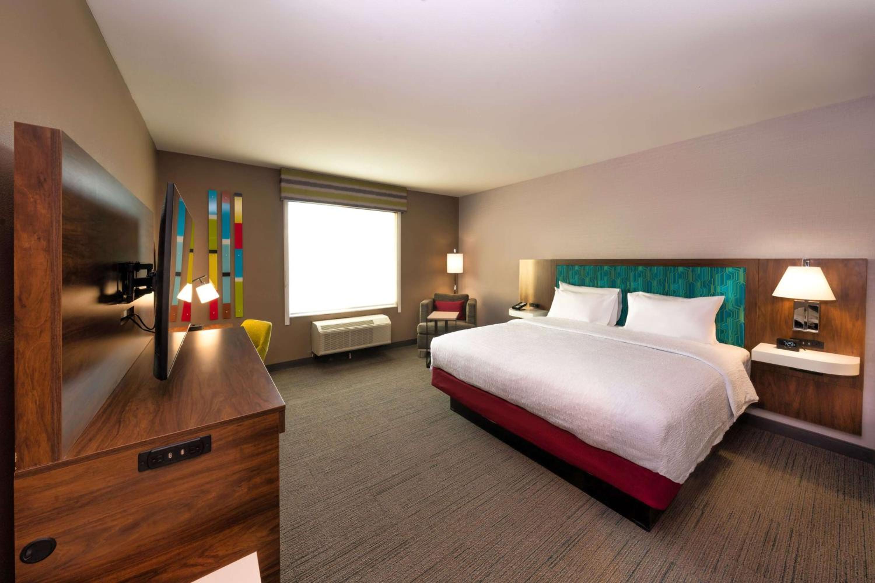 King Room with Microwave and Fridge - Photo 3