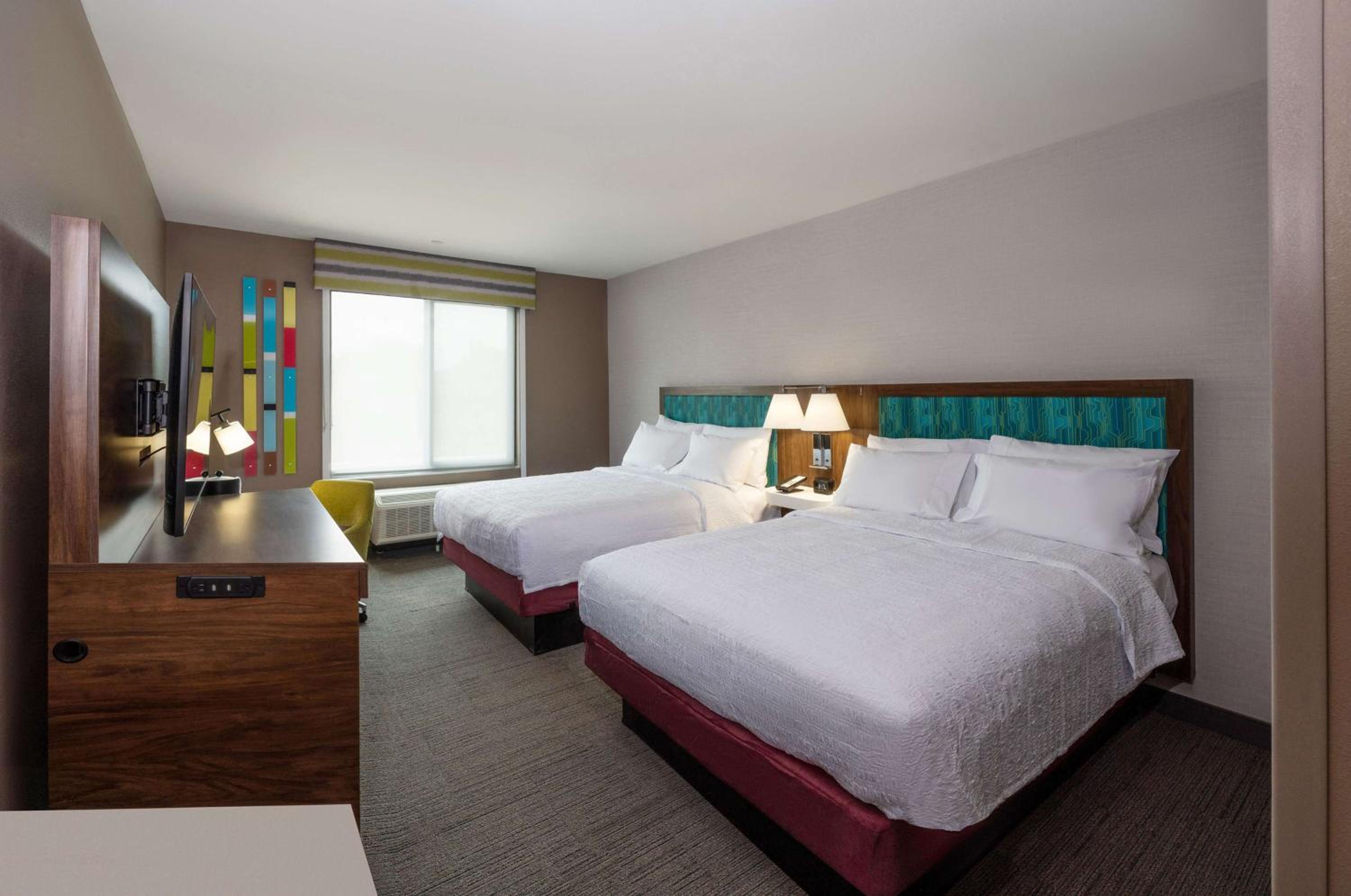 Queen Room with Two Queen Beds - Photo 5
