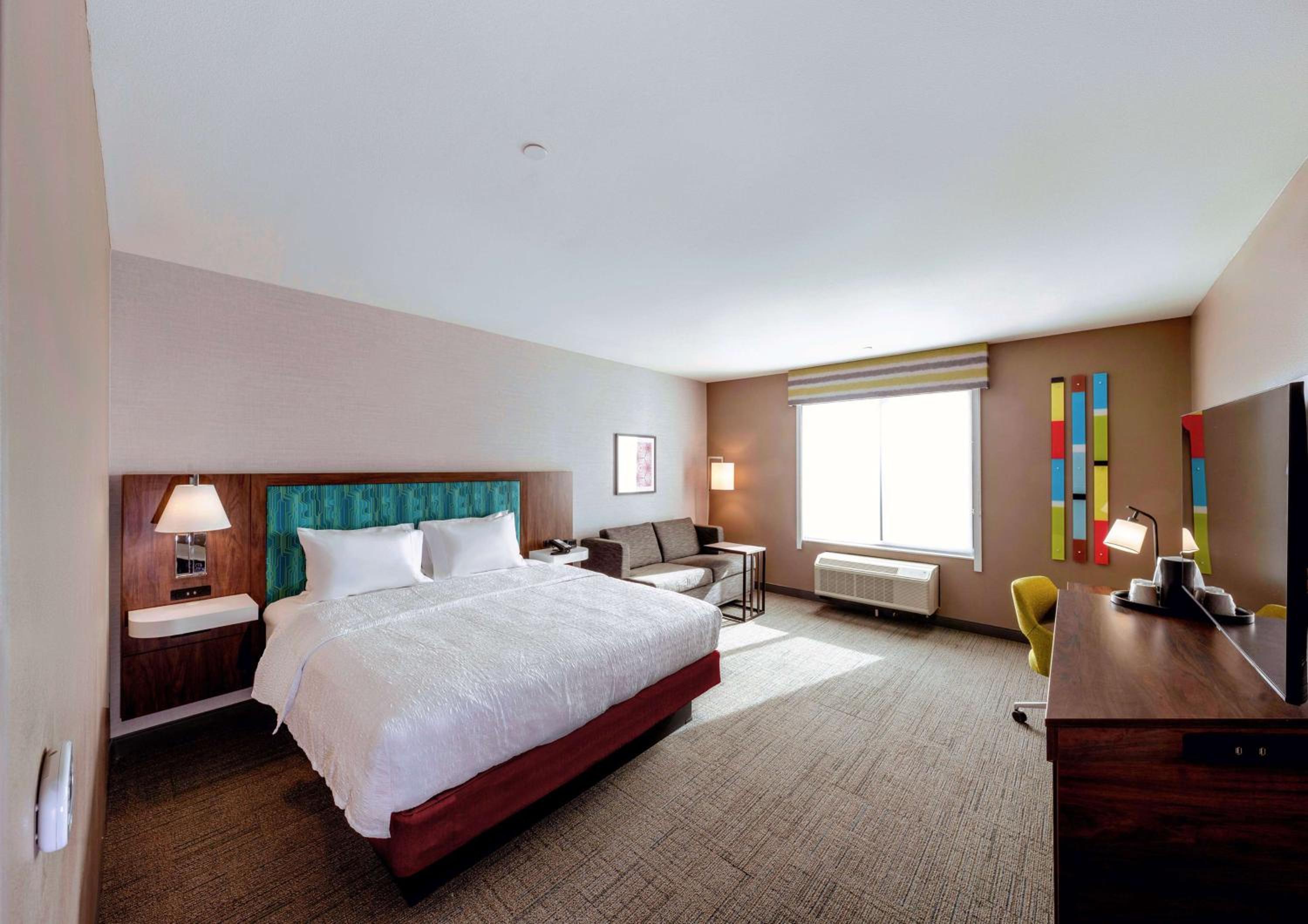 King Room with Sofa Bed - Photo 5