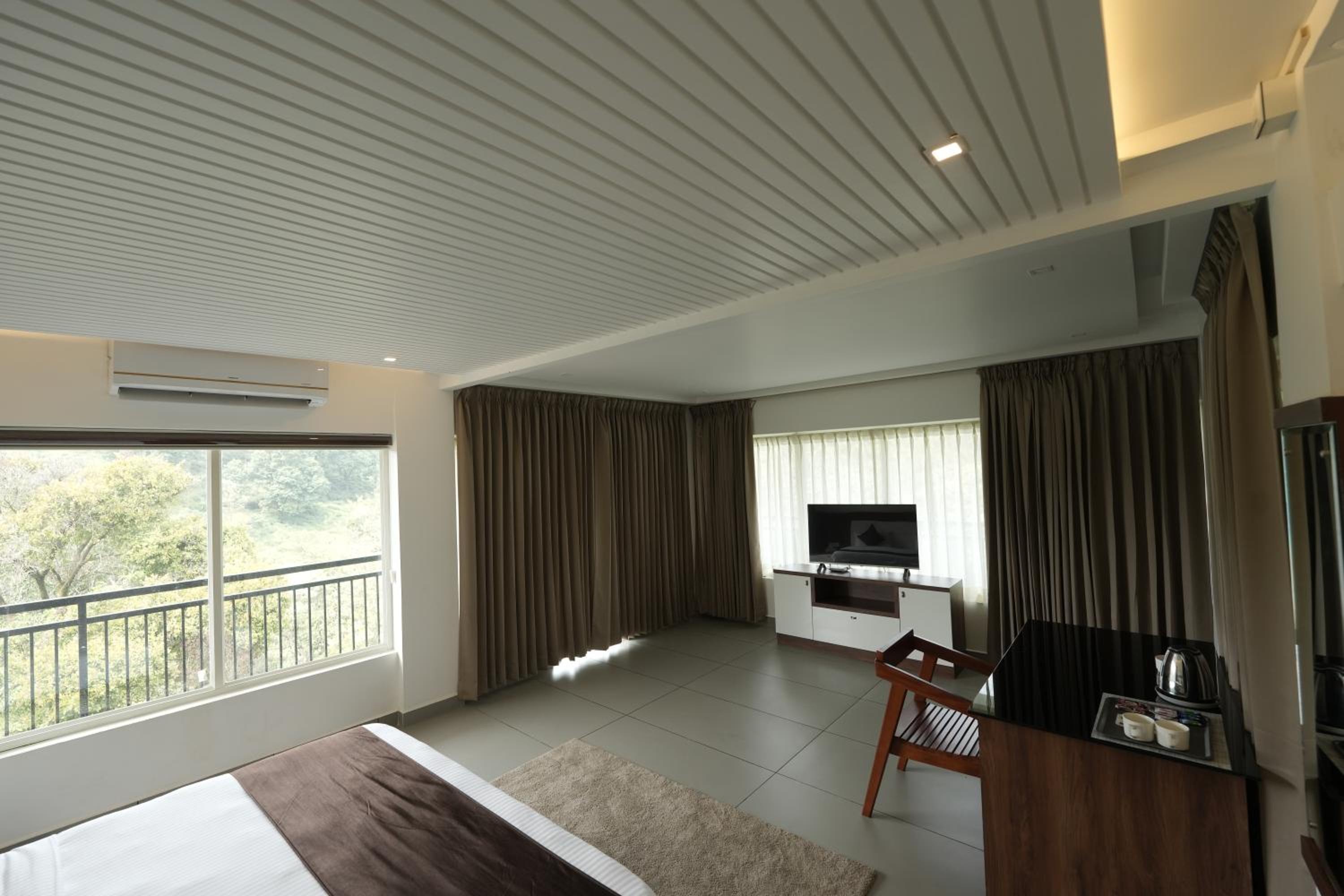 Queen Room with Balcony photo 3
