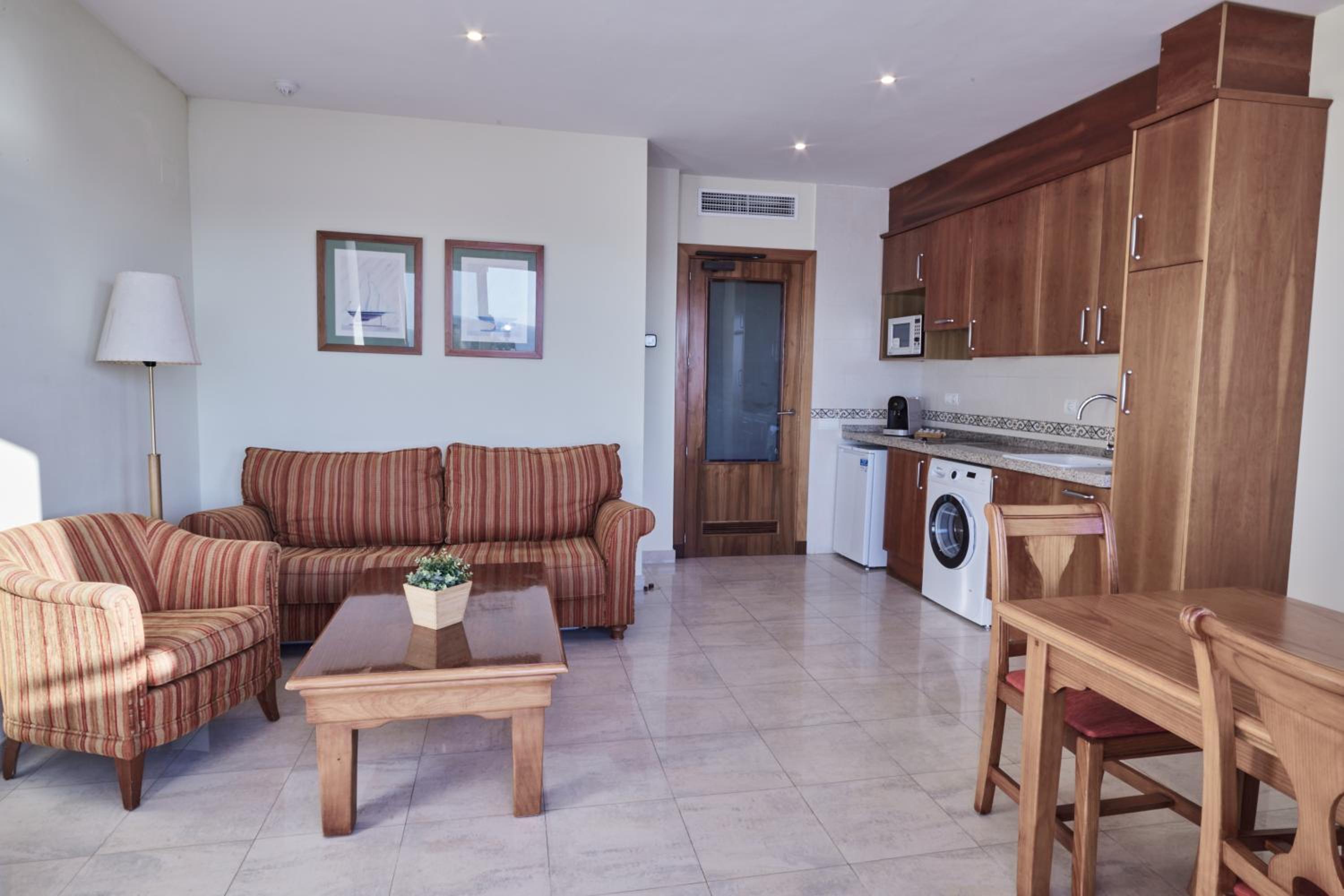 One-Bedroom Apartment with Sea View - Photo 3