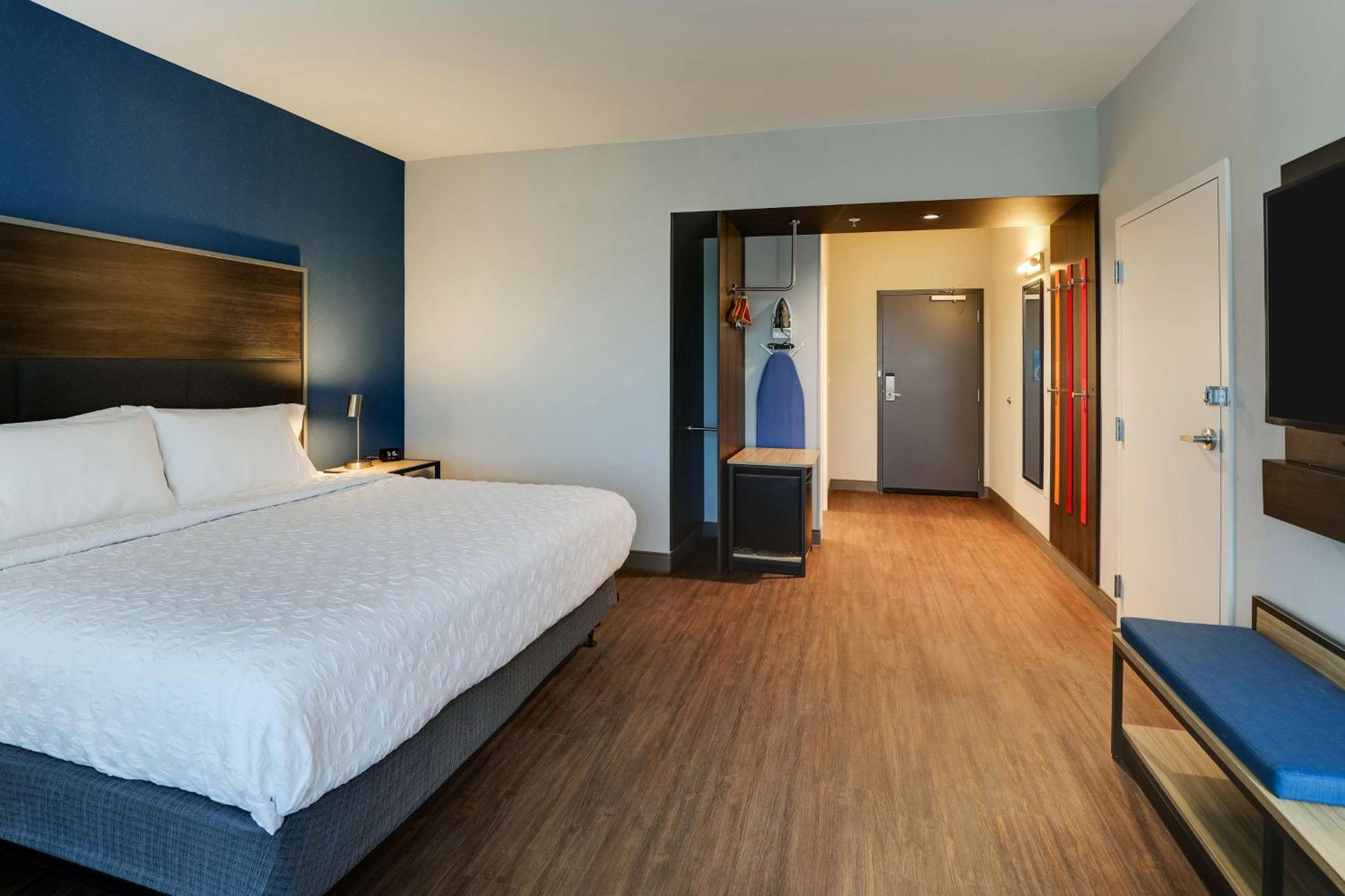 King Room with Roll-In Shower - Mobility Access
